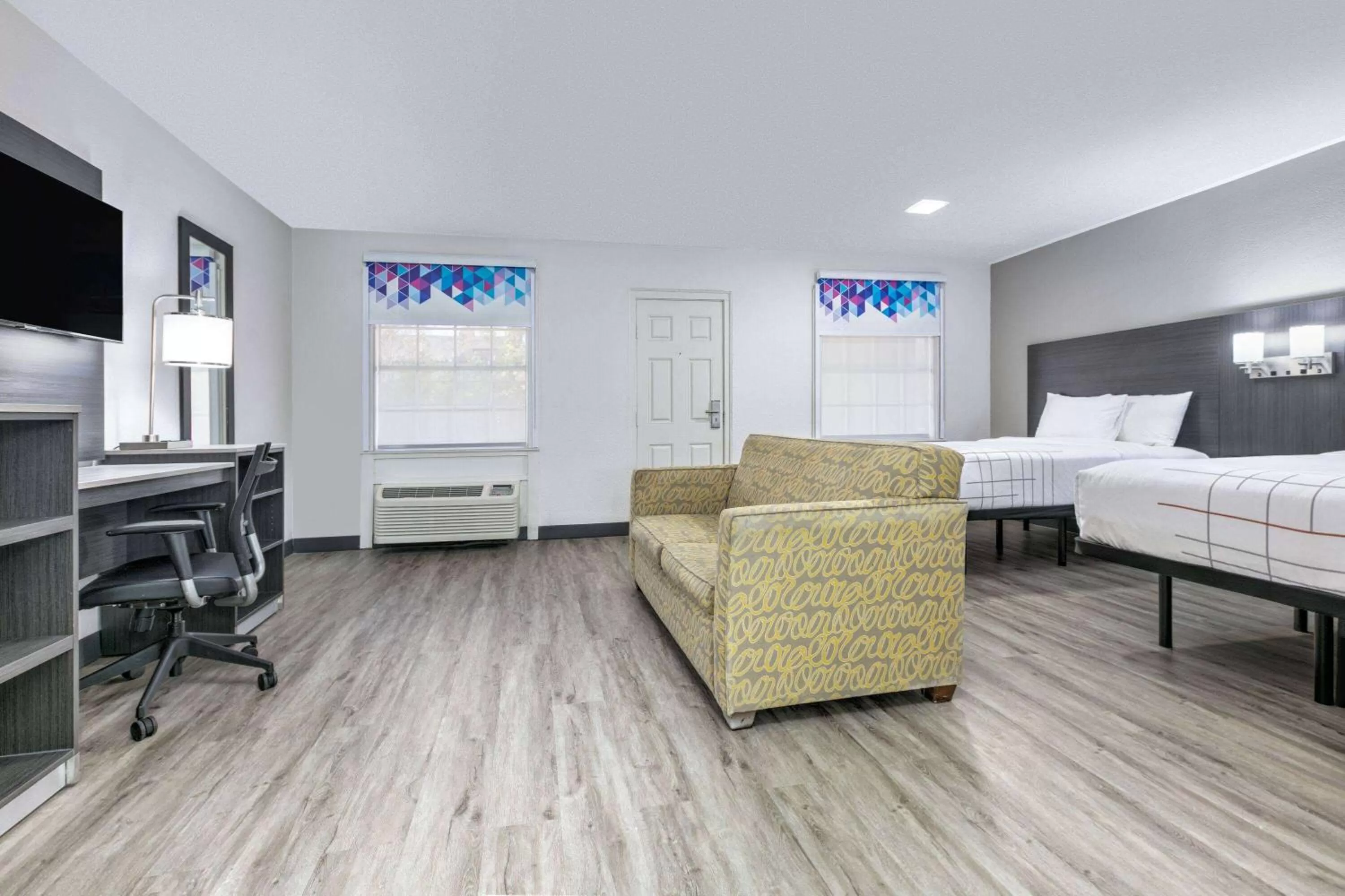 Photo of the whole room, Bed in La Quinta Inn by Wyndham Dallas Uptown