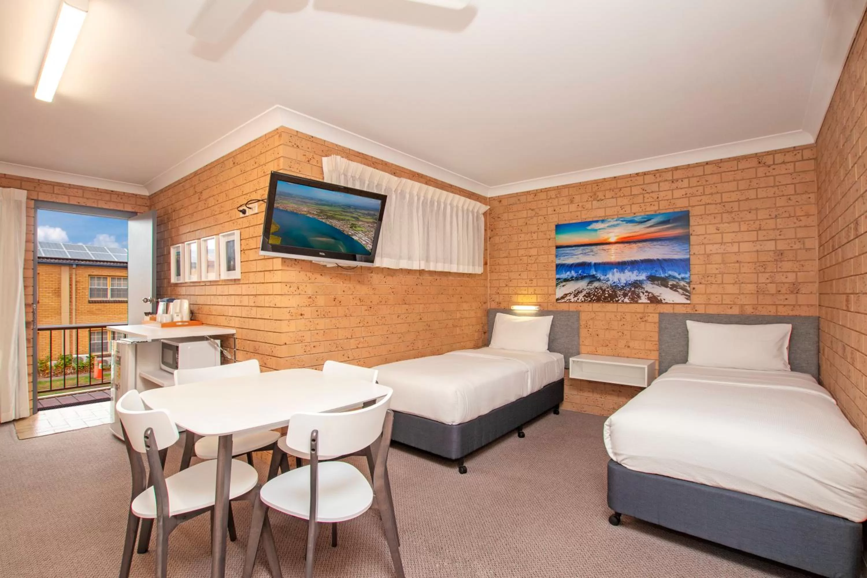 Bed in Coast Inn Motel