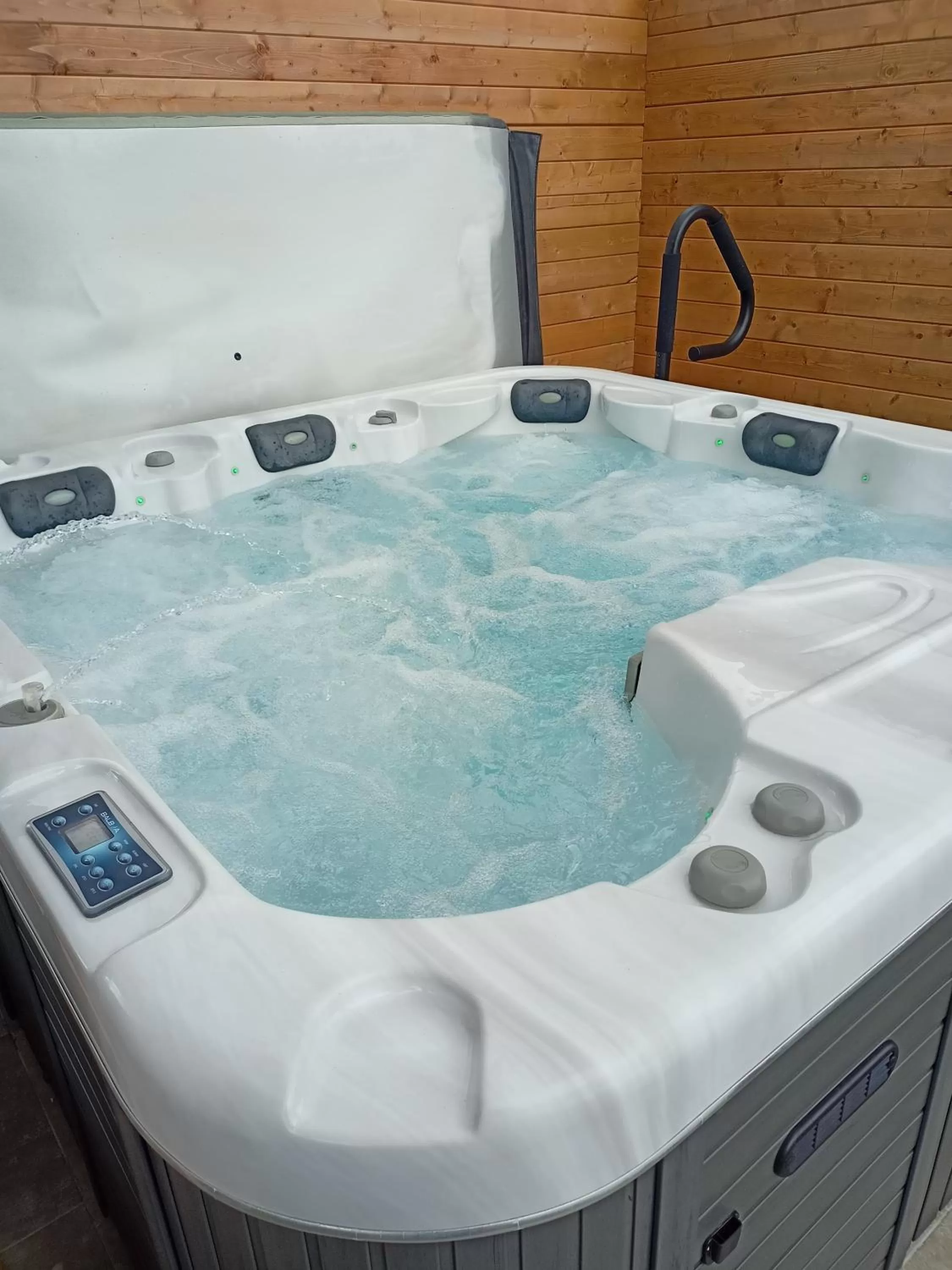 Hot Tub in Le Mareuillais Hotel-Restaurant