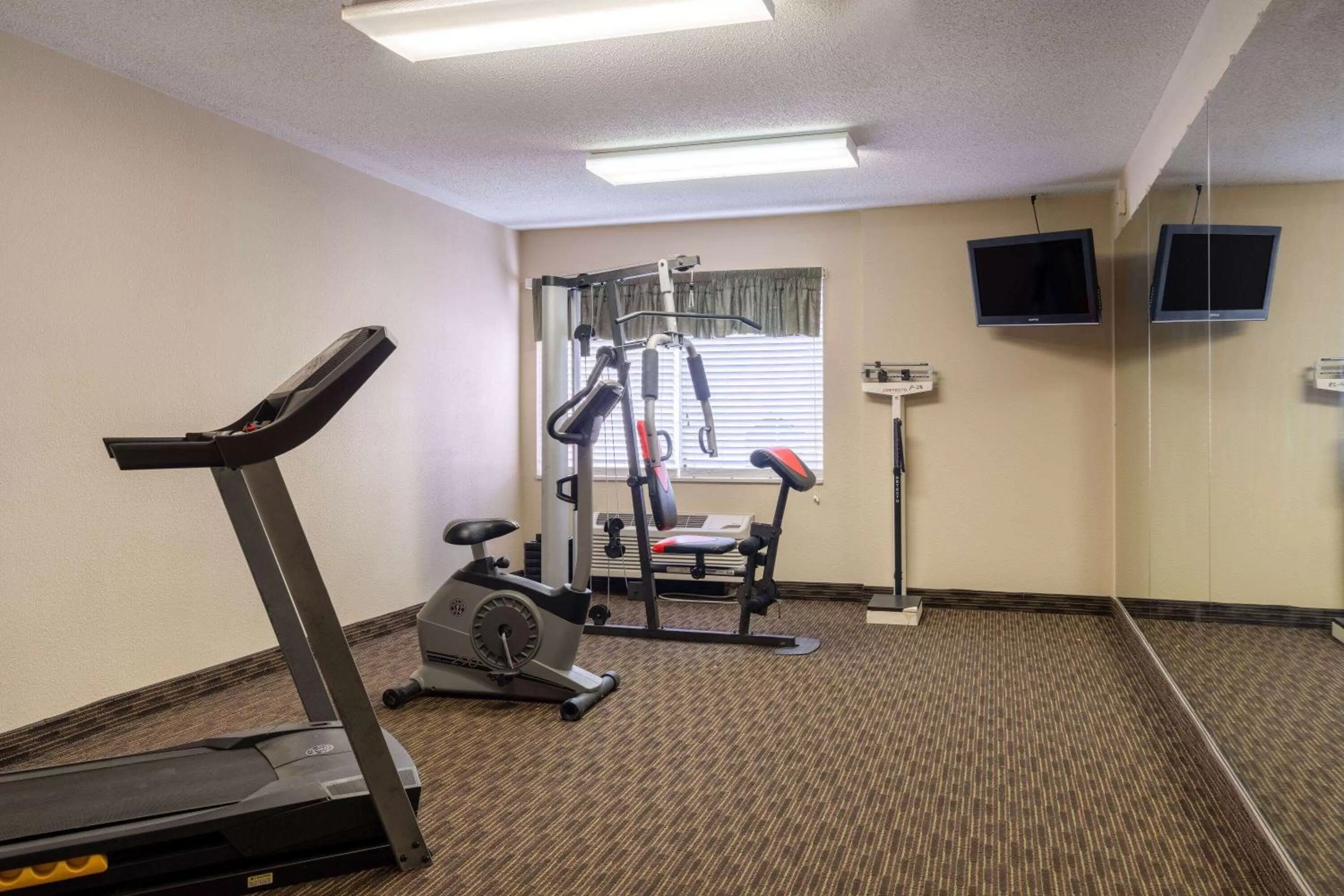 Fitness centre/facilities in AmericInn by Wyndham Cedar Rapids North