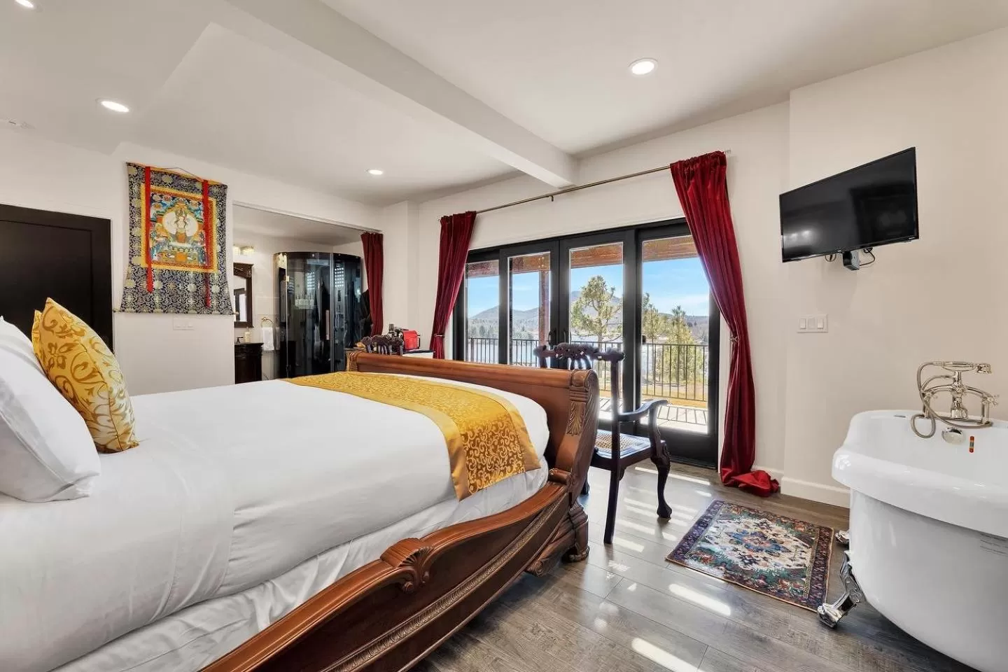 Bed in Quiet Mind Mountain Lodge, Retreat & Spa