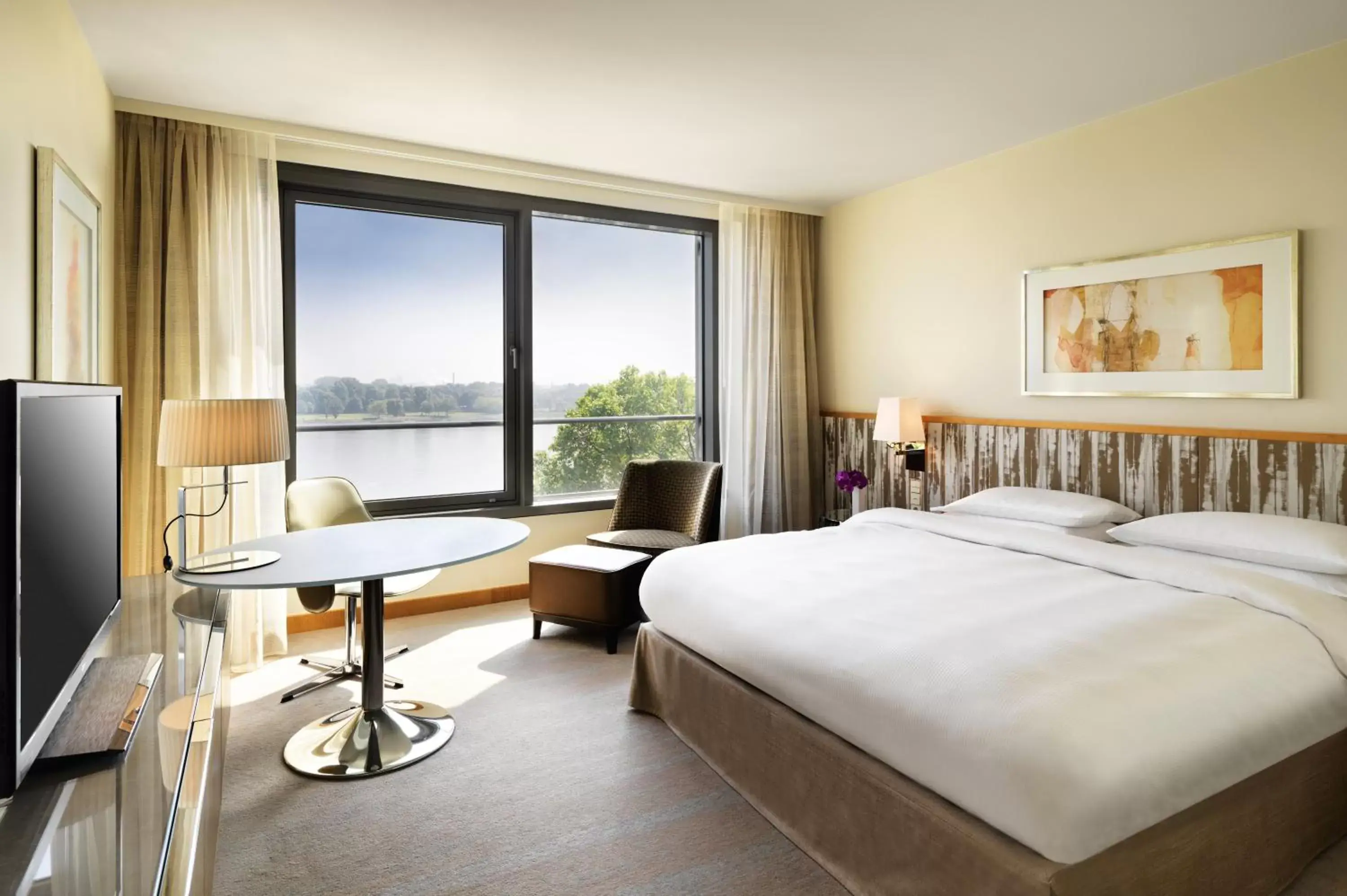 King Room with River View - Club Access in Hyatt Regency Mainz King Room with River View - Club Access in Hyatt Regency Mainz