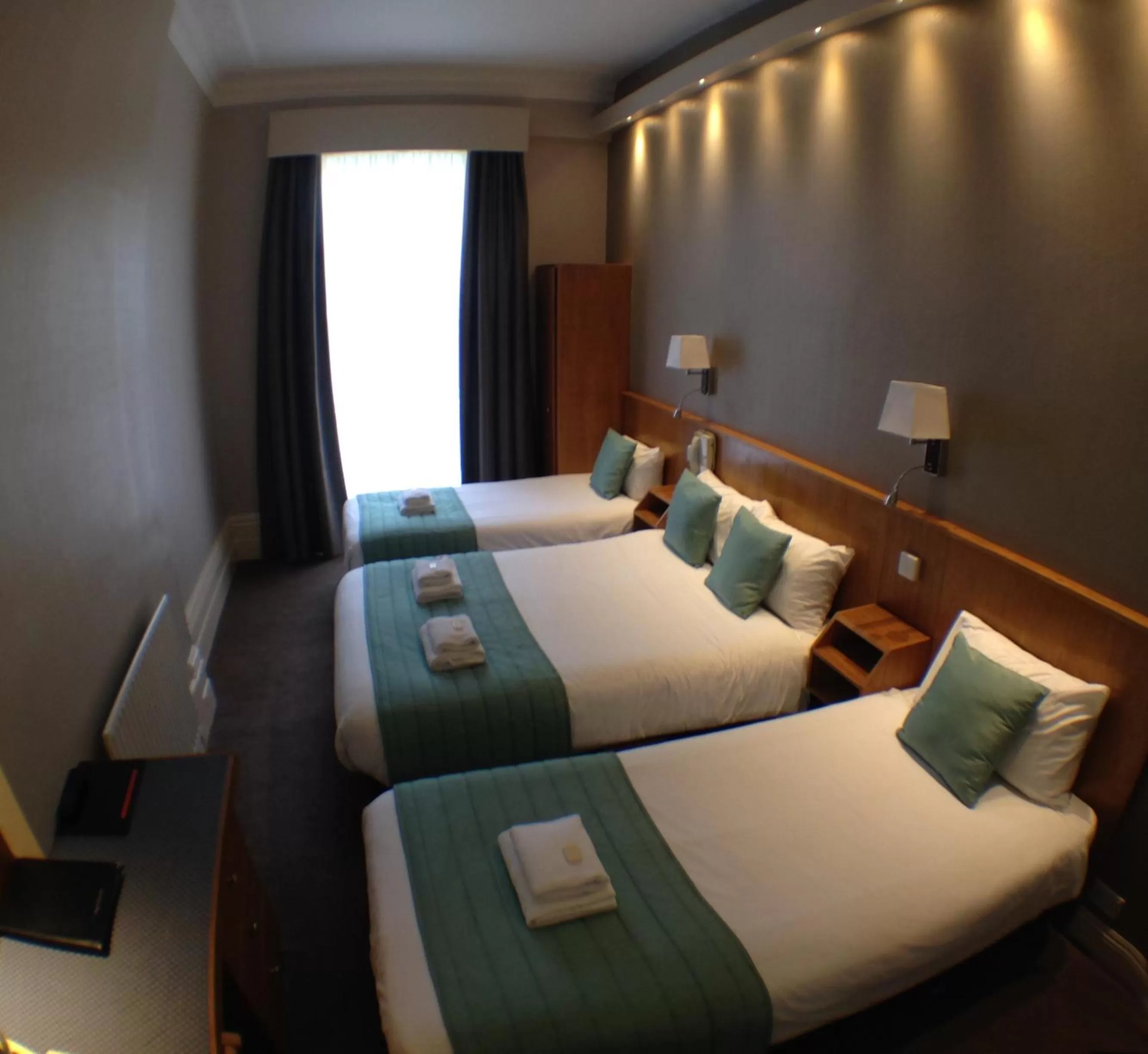 Photo of the whole room, Bed in Columbus Hotel