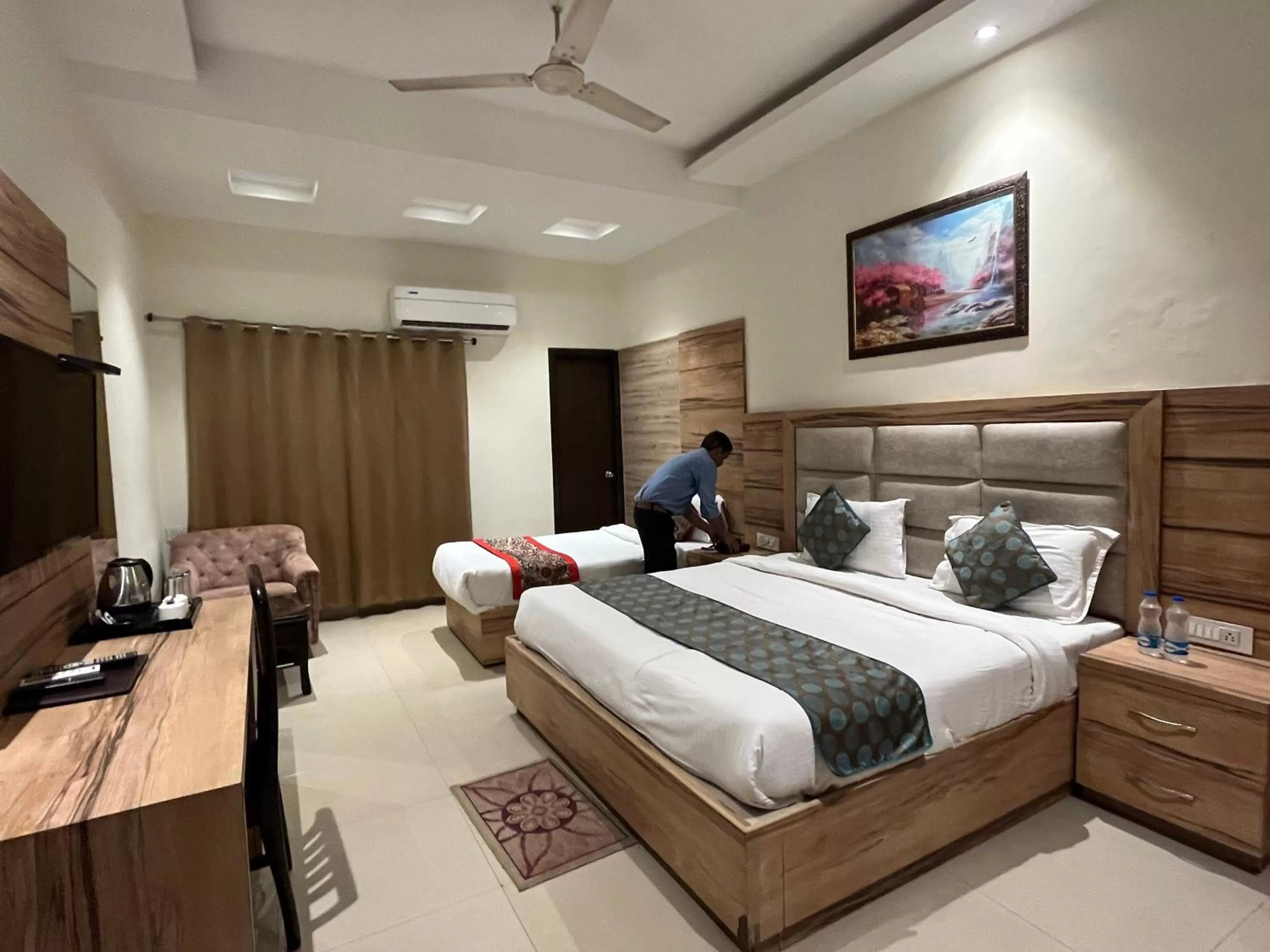 Photo of the whole room, Bed in Hotel Exotic - 5 min walk from Golden Temple