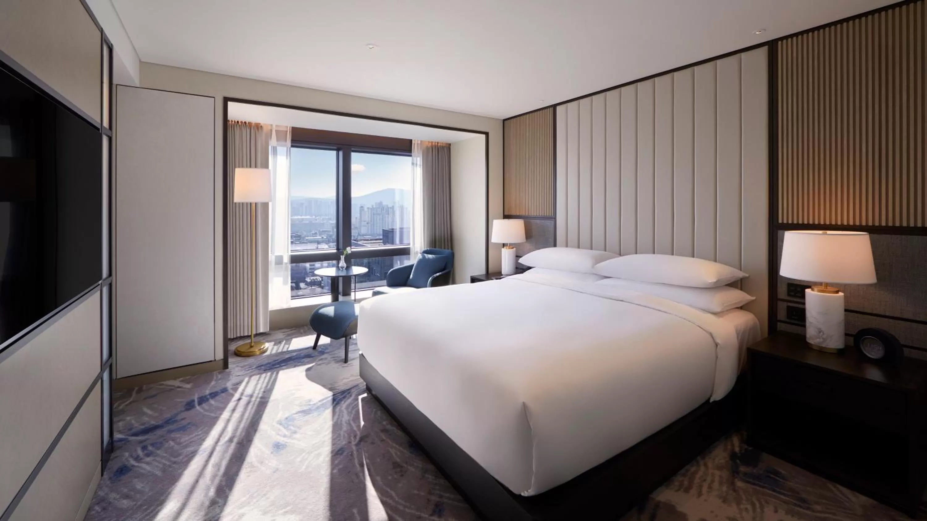 Photo of the whole room, Bed in Grand InterContinental Seoul Parnas by IHG