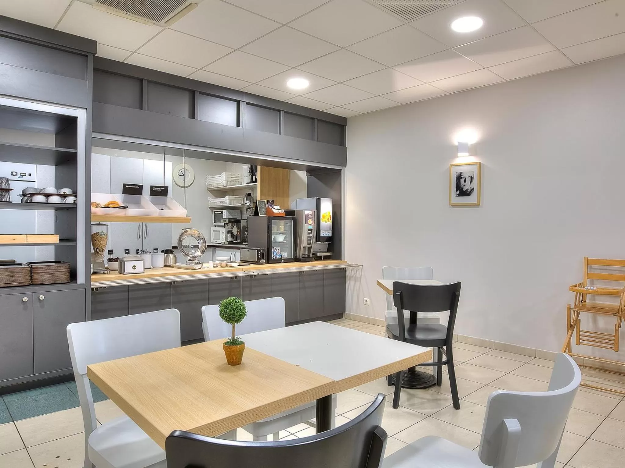 Lobby or reception in B&B HOTEL Villeneuve Loubet Village