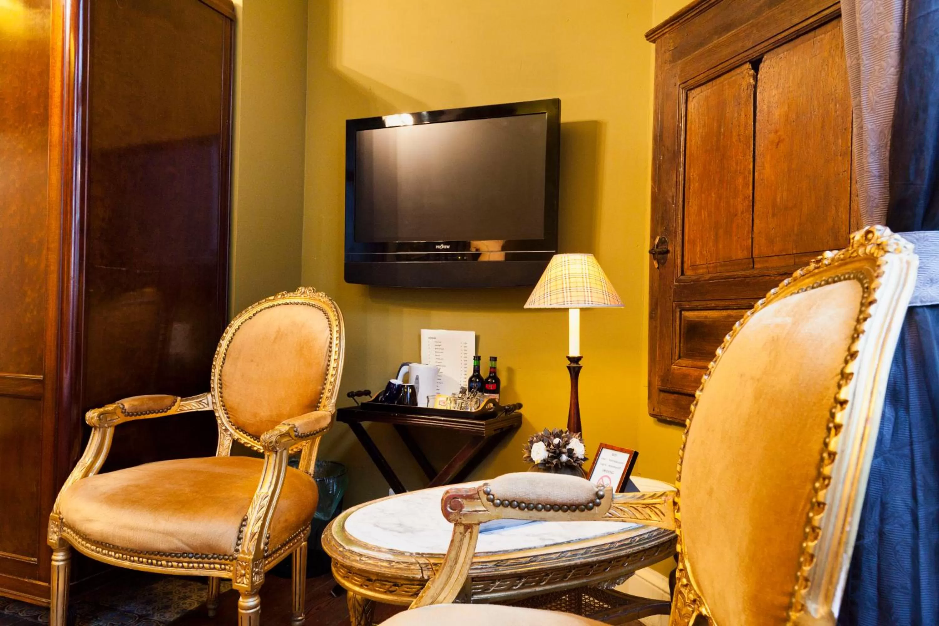 Decorative detail in Hotel Diamonds and Pearls