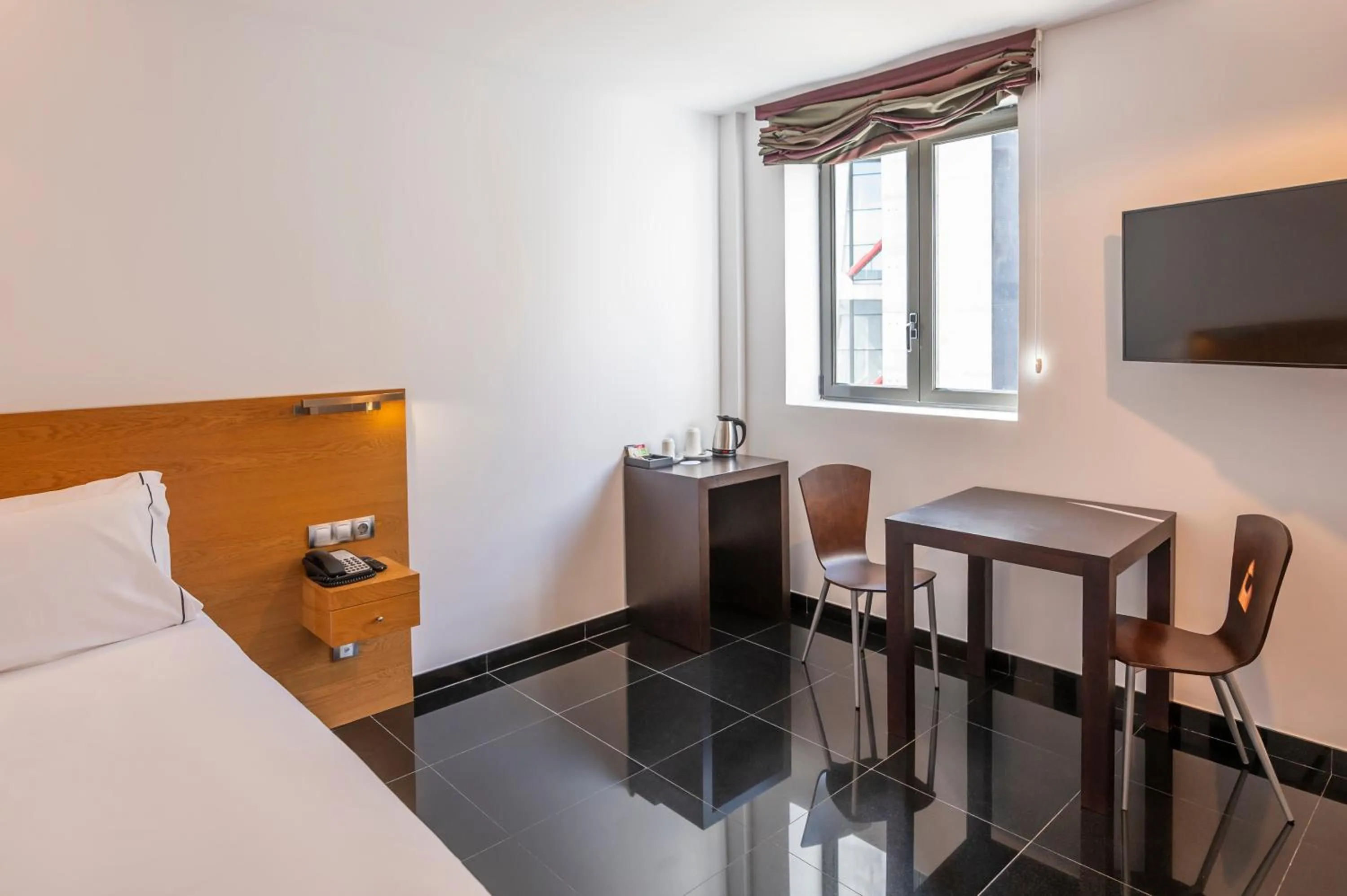 Bed in Hesperia Fira