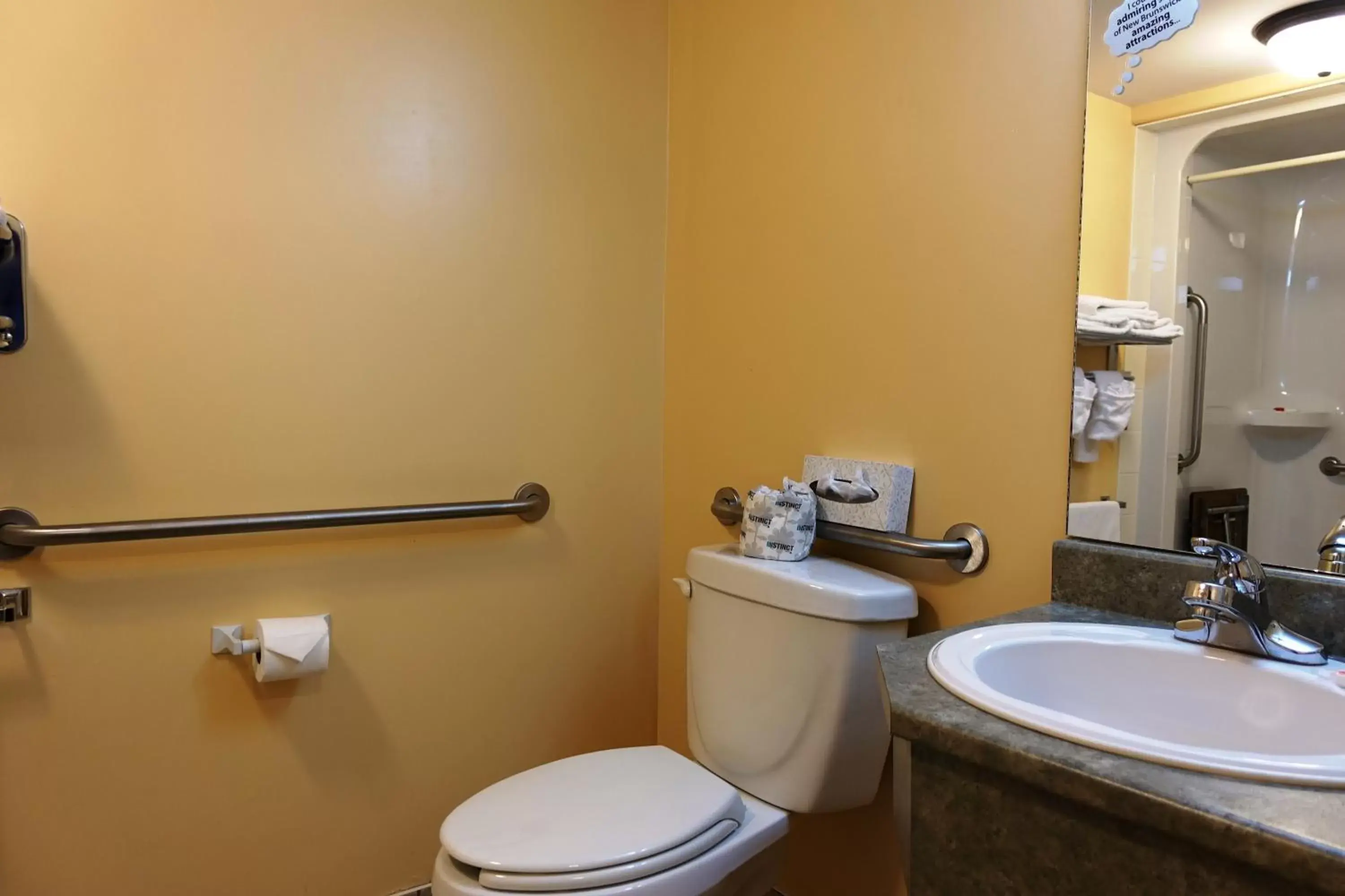 Deluxe Queen Room -Disability Access - Non-Smoking in Super 8 by Wyndham Caraquet Deluxe Queen Room -Disability Access - Non-Smoking in Super 8 by Wyndham Caraquet