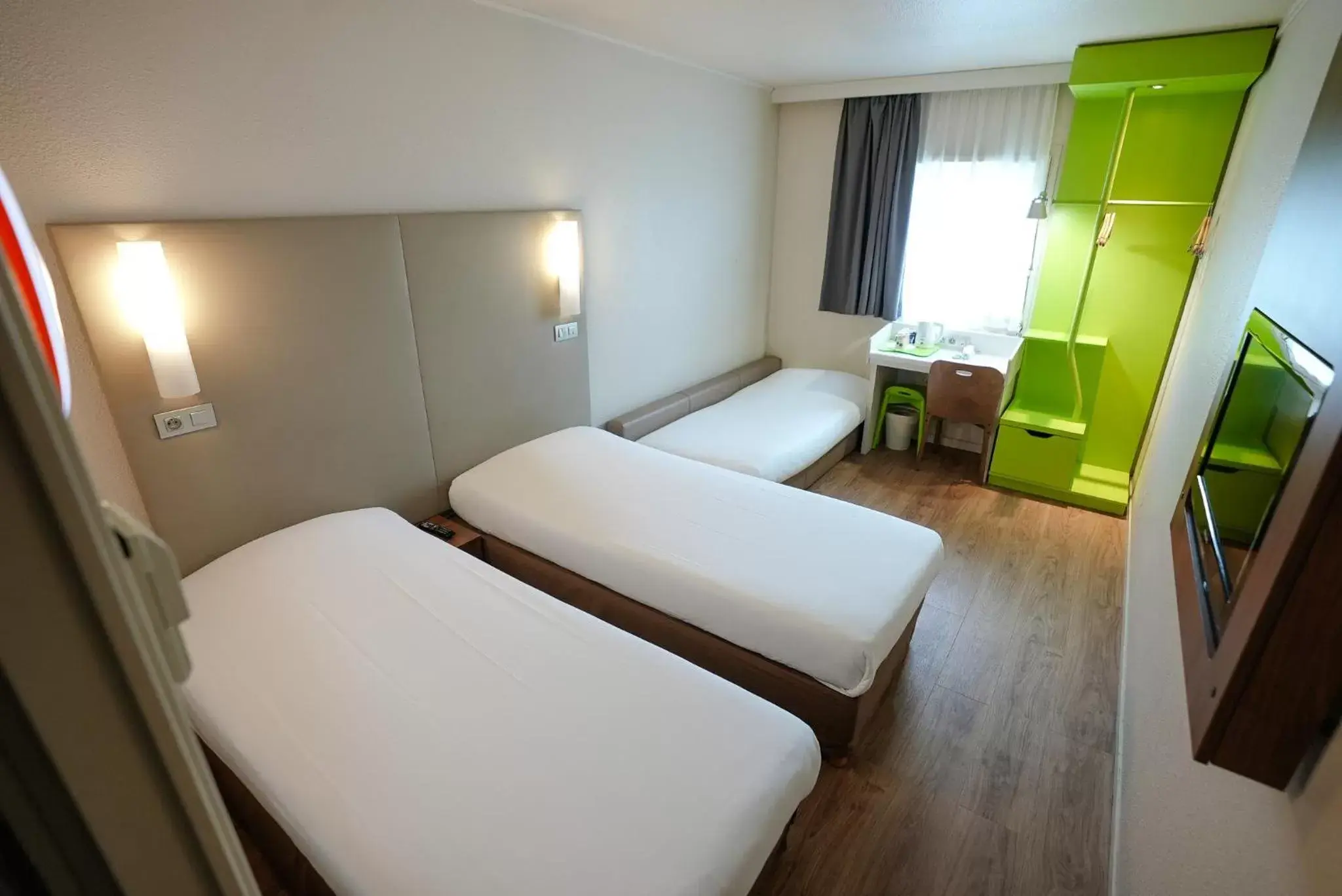 Standard Room with Three Single Beds in Campanile Paris CDG Airport Villepinte Standard Room with Three Single Beds in Campanile Paris CDG Airport Villepinte