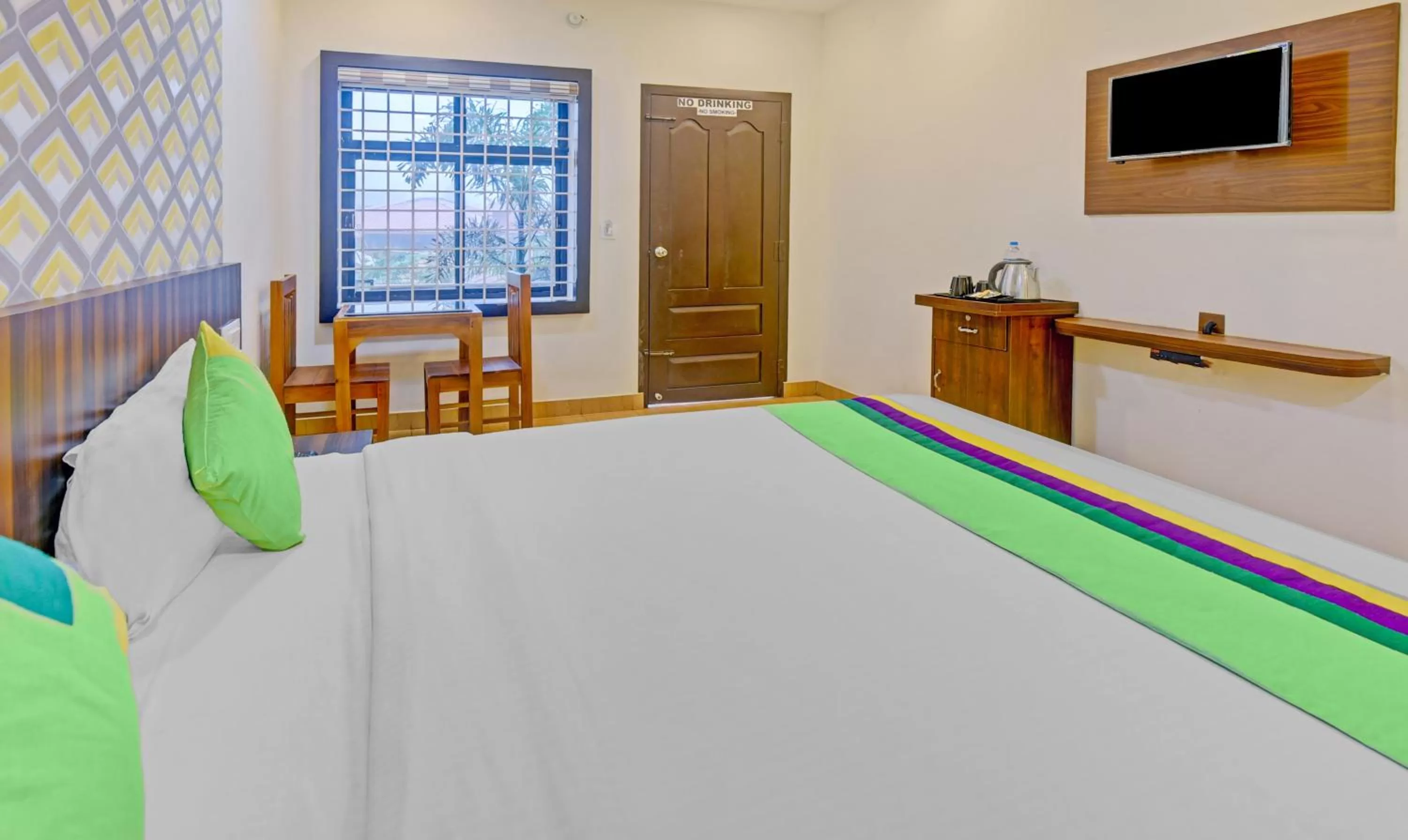 Bedroom, Bed in Itsy Hotels Igloo Residency, 400 Meters From Raja Seat Garden