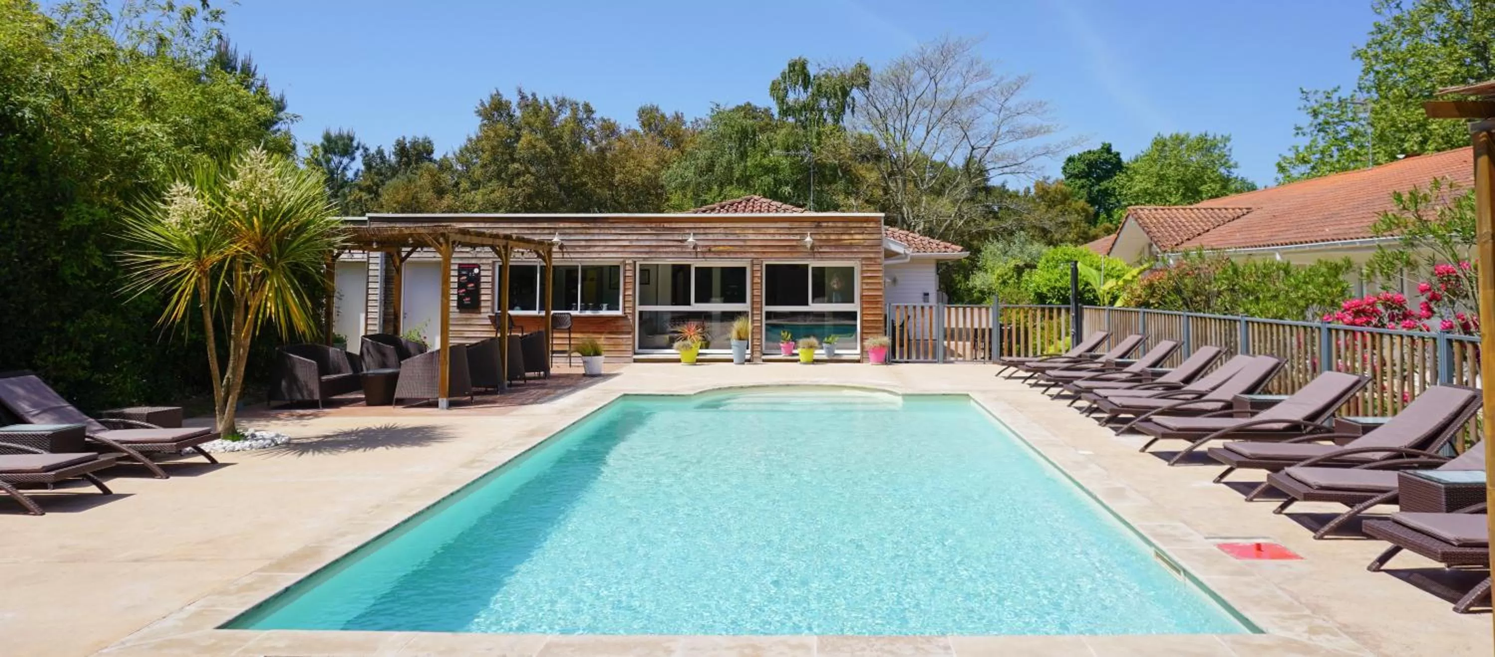 Swimming pool in The Originals City, Hôtel Le Lodge, Ondres, Bayonne Nord