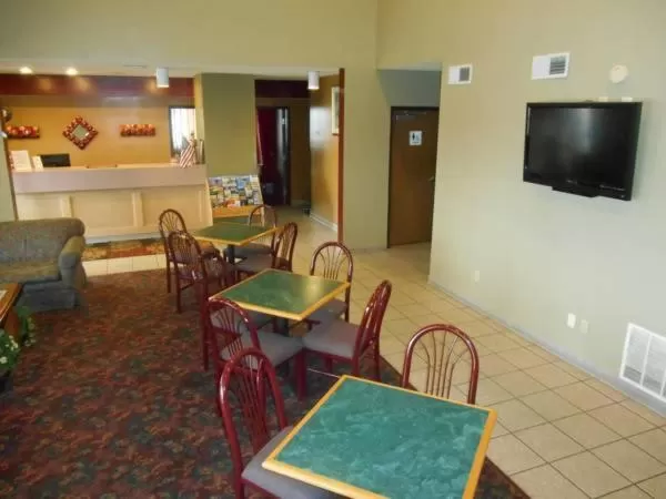 Restaurant/places to eat in AmeriStay Inn St Joseph