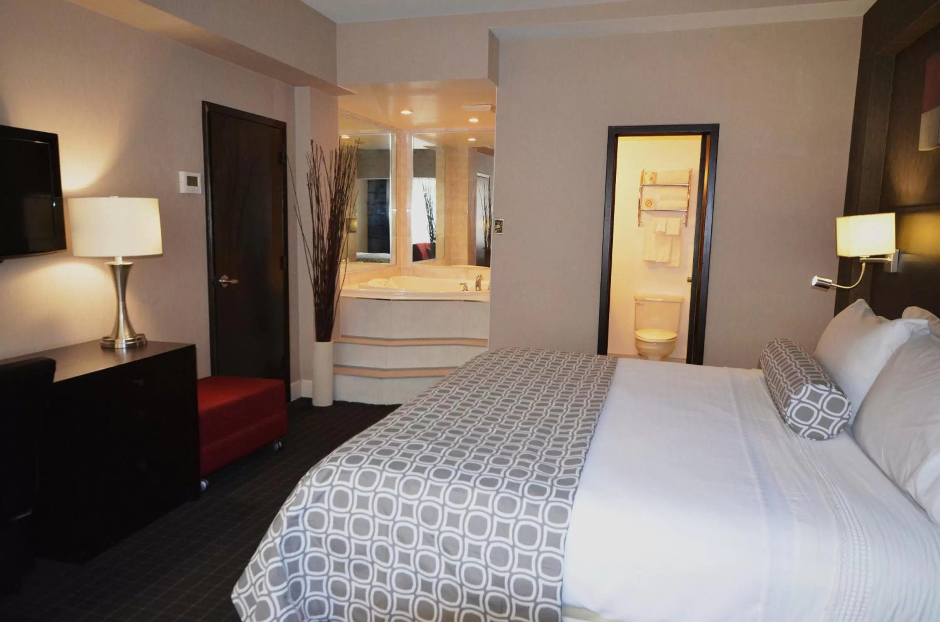 Bedroom in Armon Plaza Montreal Airpt, Trademark Collection by Wyndham