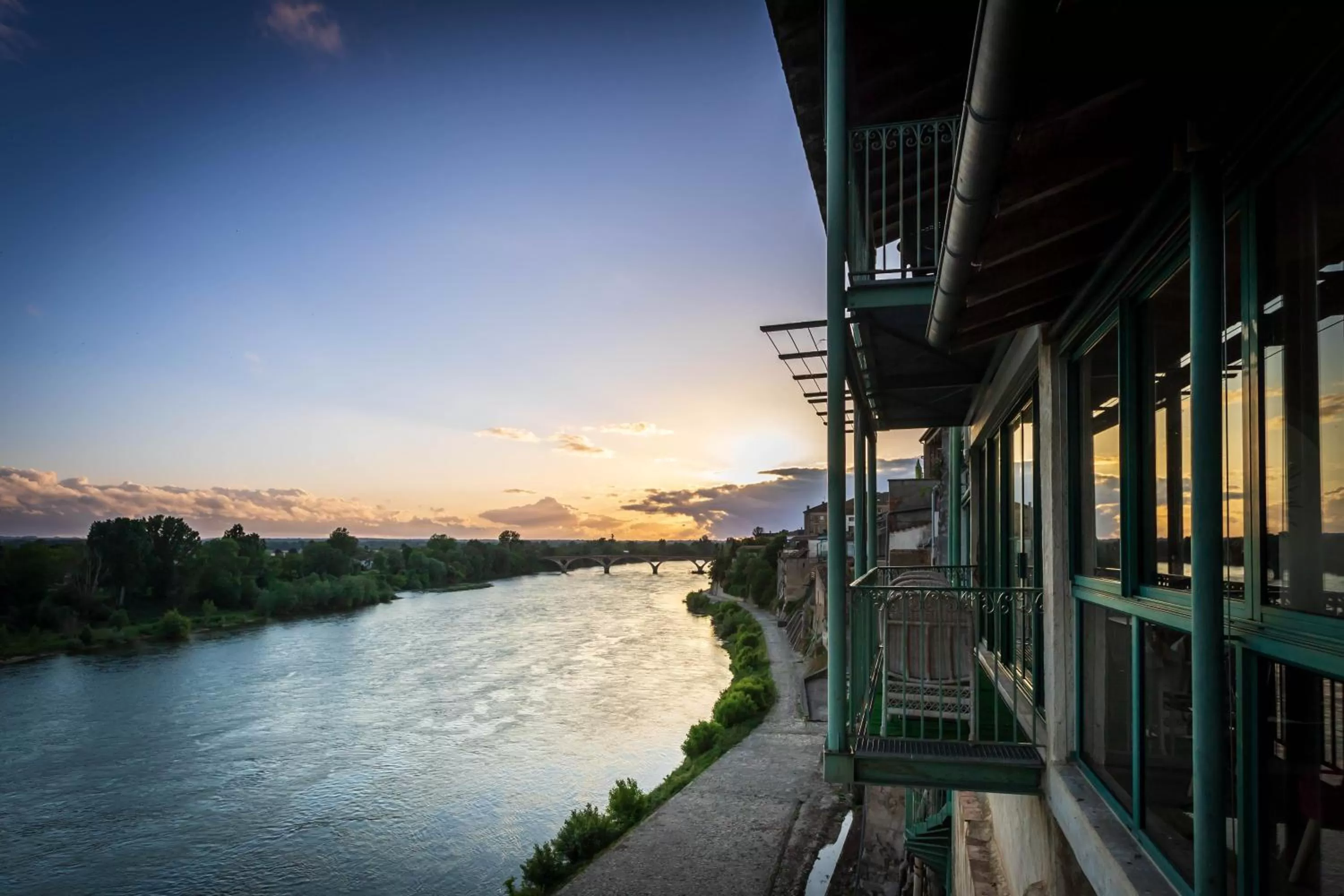 Natural landscape in CÔTE GARONNE le BALCON DES DAMES -hôtel et restaurant- Tonneins Fauillet Marmande - vue panoramique bord de Garonne chambres climatisées