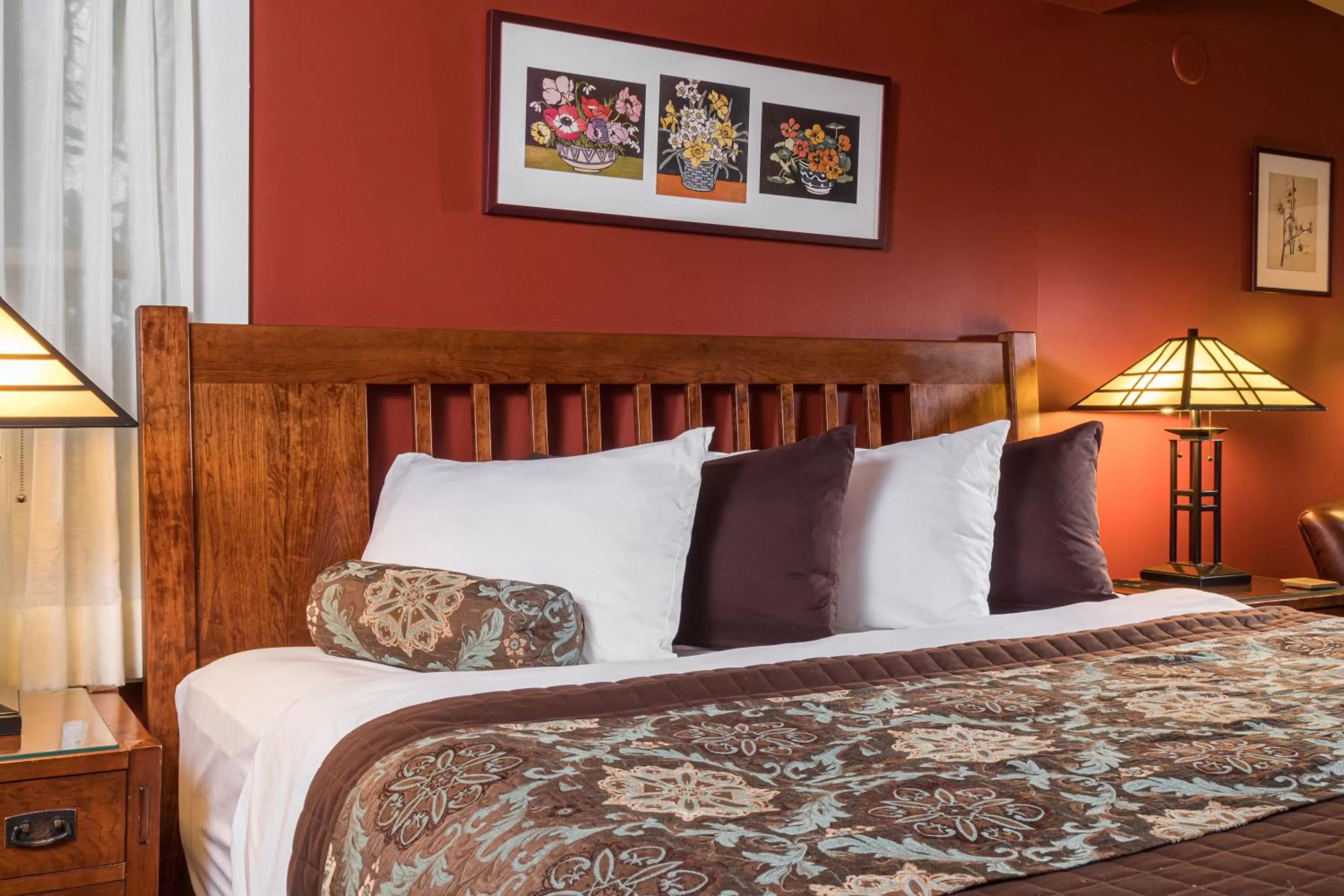 Bed in Lake Pointe Inn