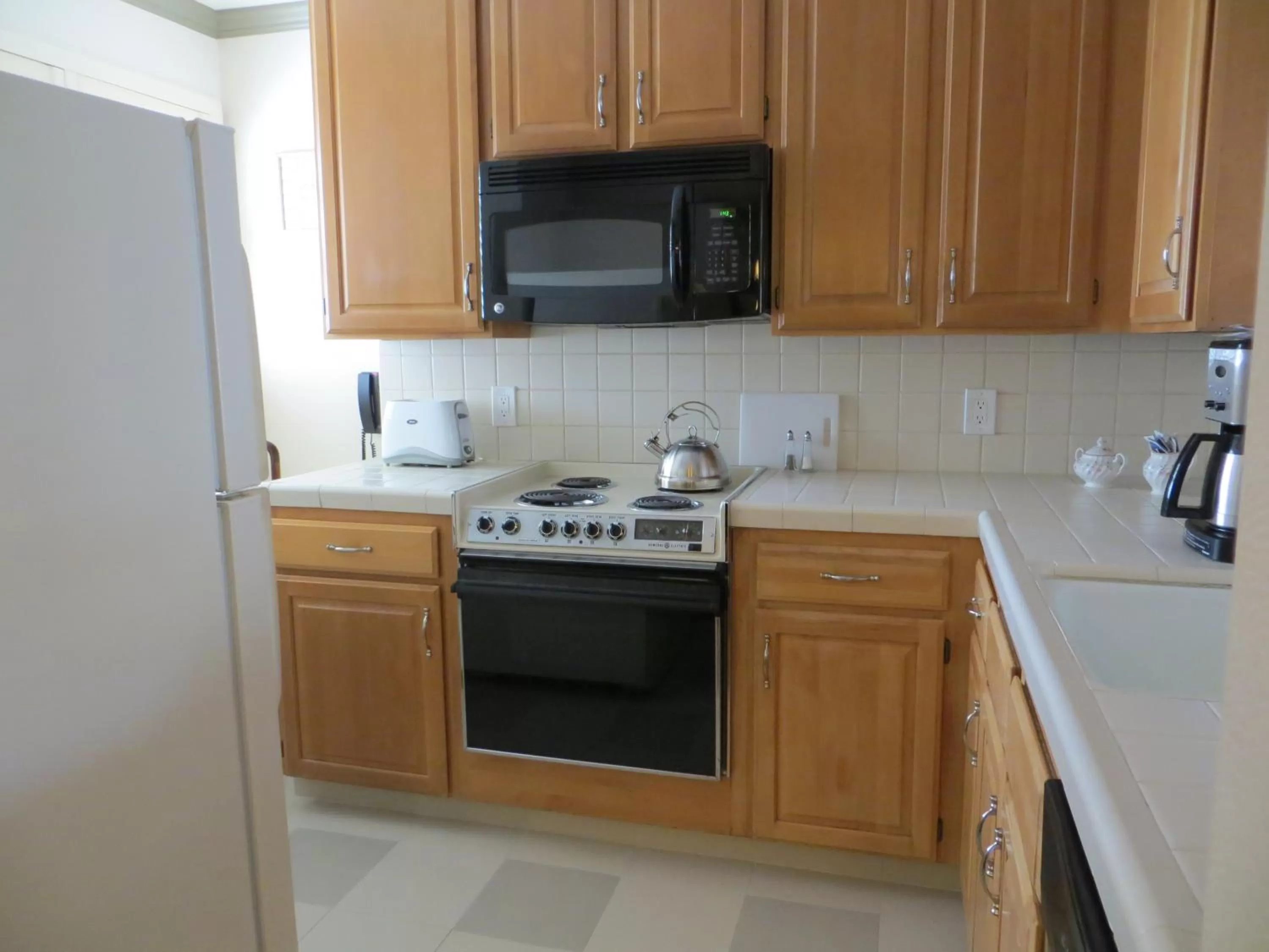 Kitchen or kitchenette in Cow Hollow Inn and Suites