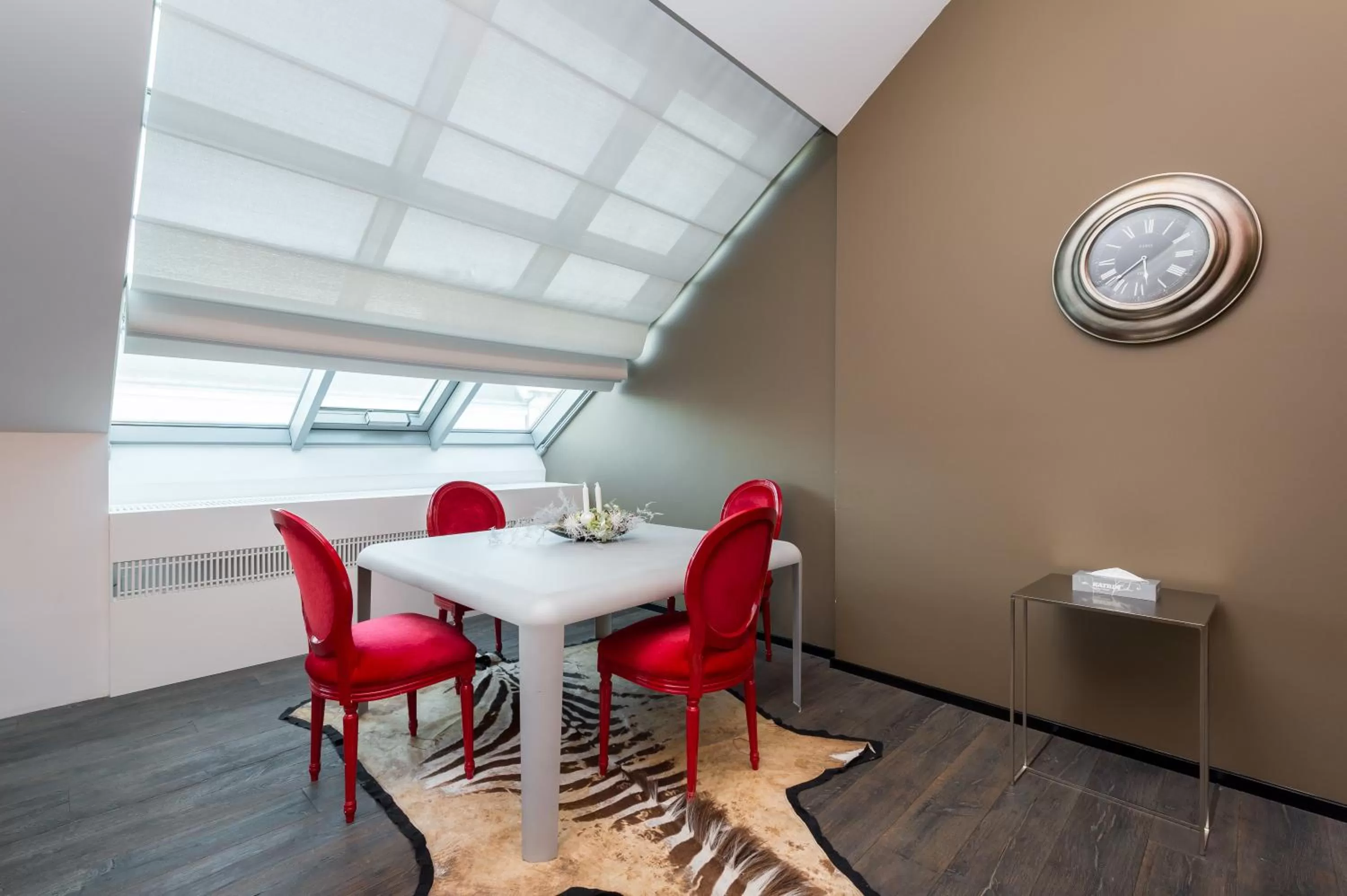 Dining area in Grand Central Residence by TKC