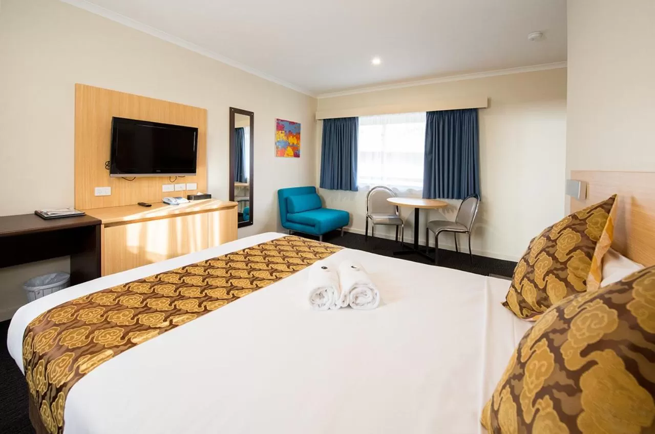 Photo of the whole room, Bed in Mahoneys Motor Inn