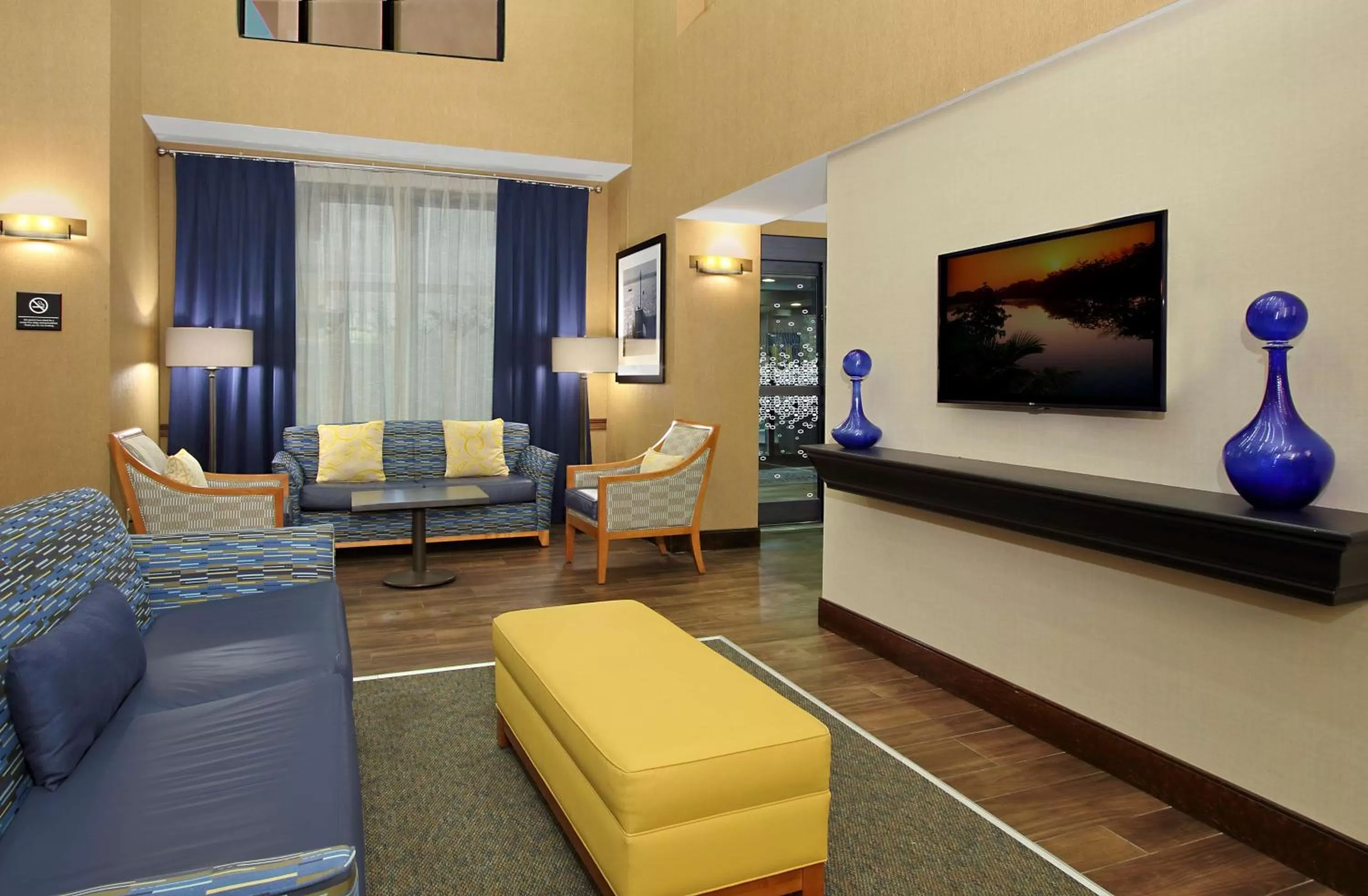 Lobby or reception in Hampton Inn & Suites Madisonville