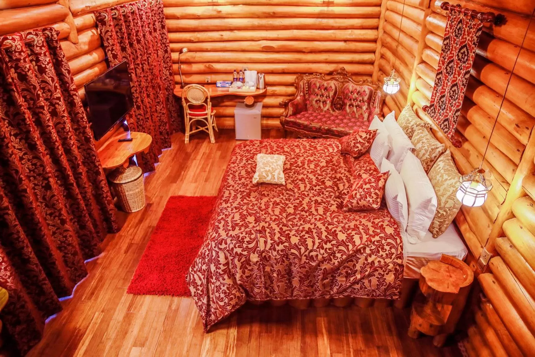 Bedroom, Bed in Queenswood Cottage
