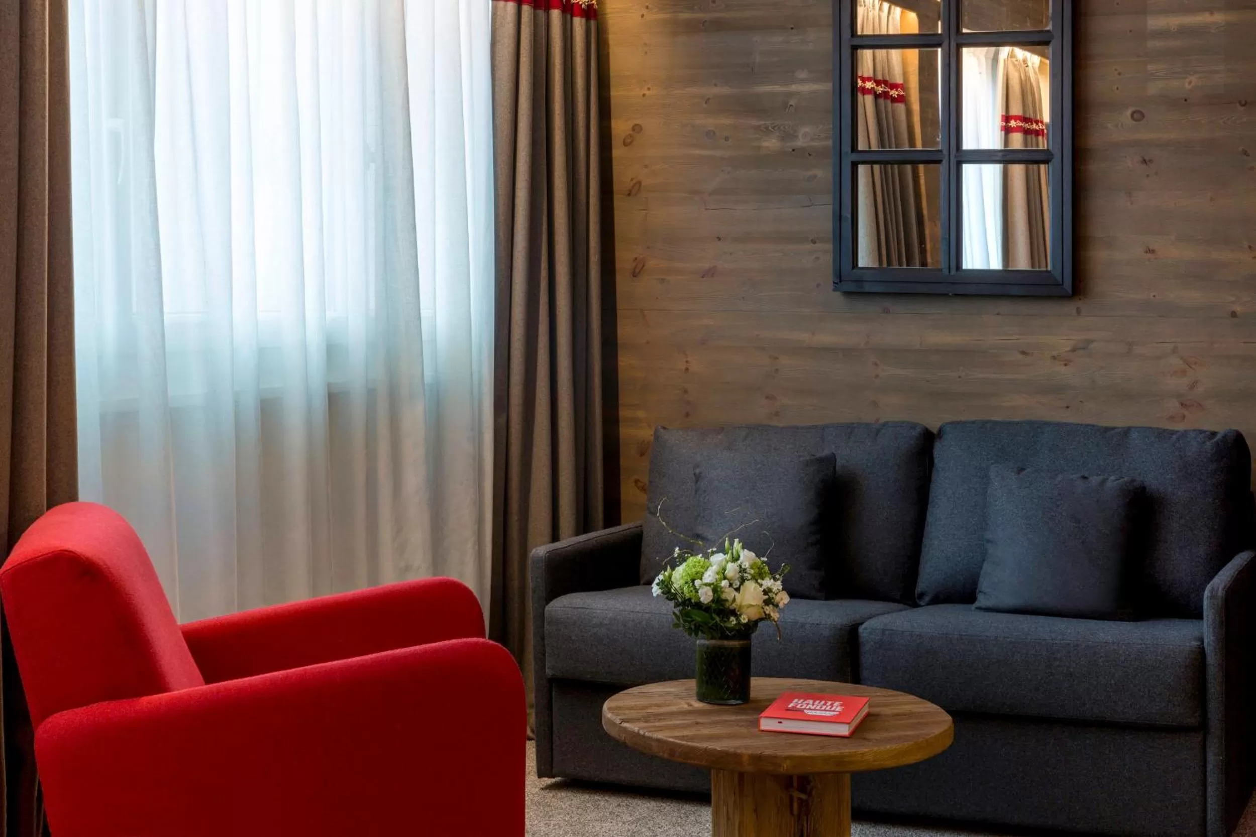 Seating area in Edelweiss Manotel