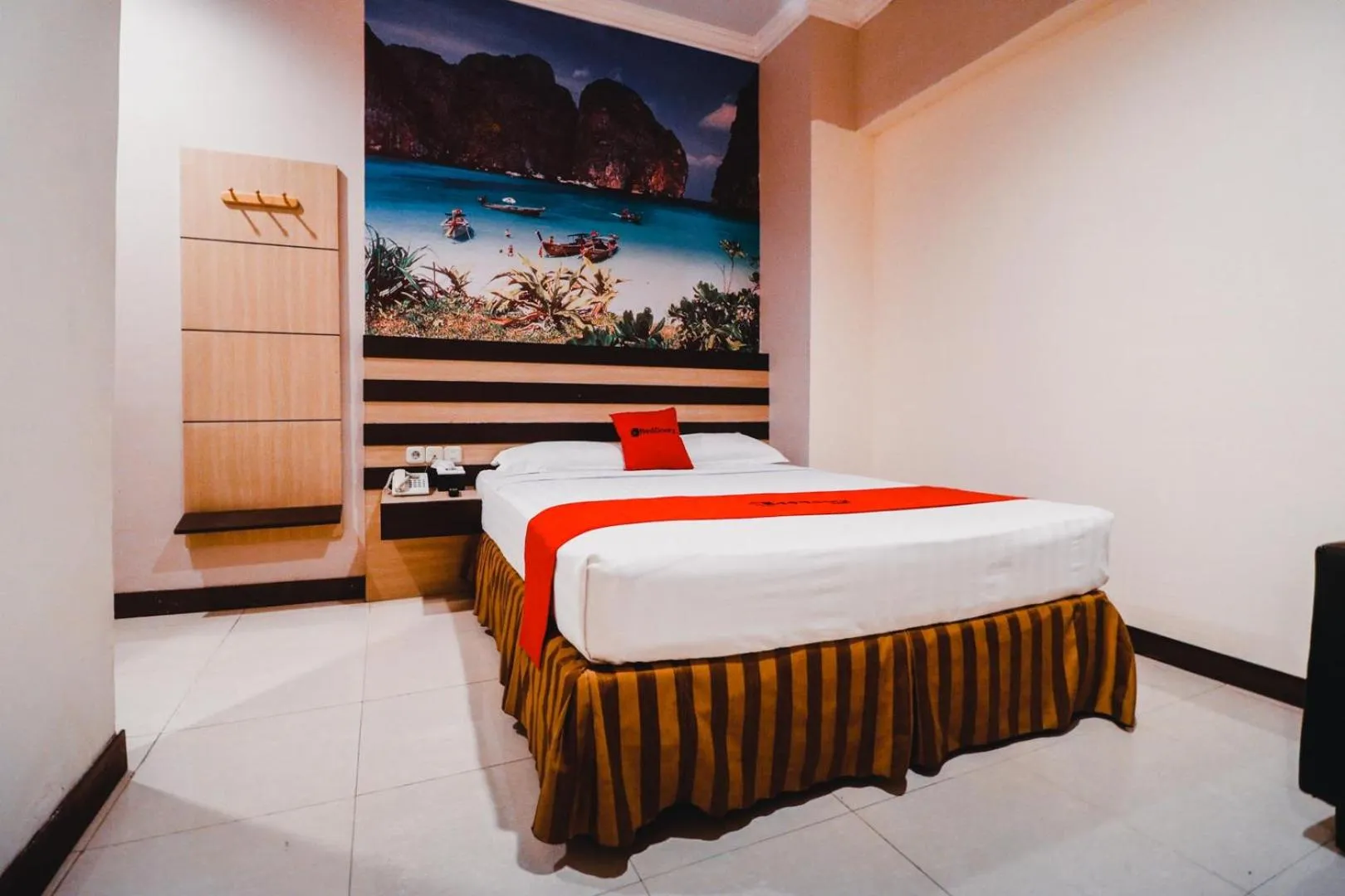 Reddoorz Plus near Makassar Town Square