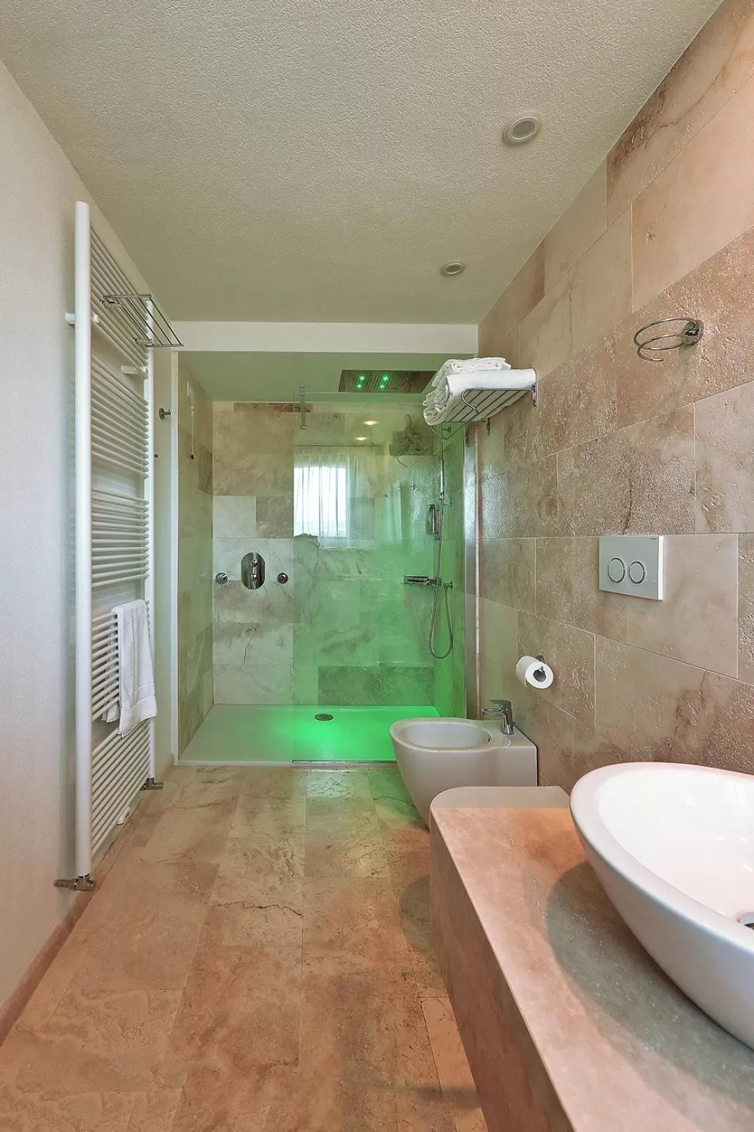 Shower in RELAIS VAL D'ORCIA