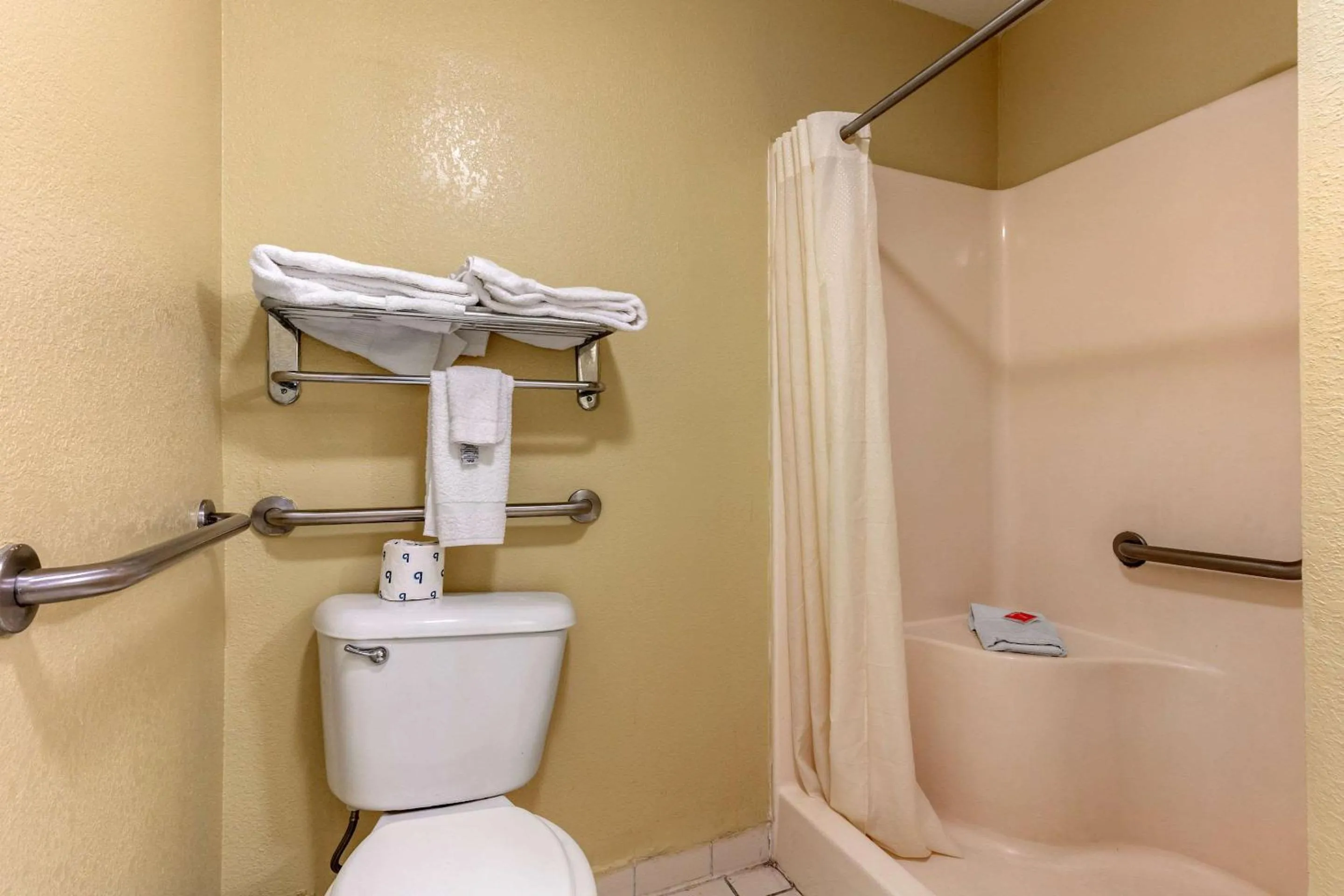 Bathroom in Econo Lodge Jonesboro