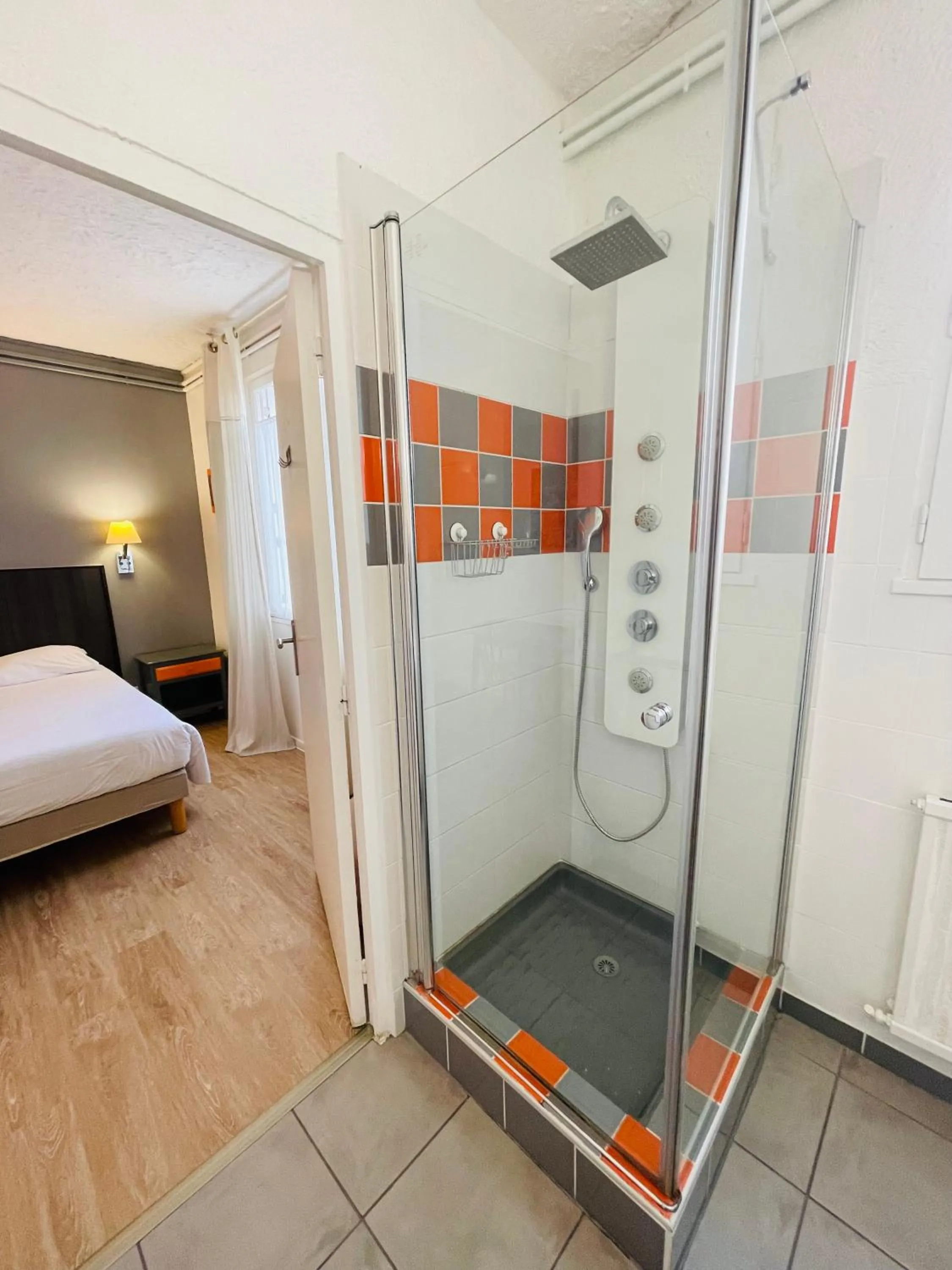 Shower, Bed in Hotel Italia