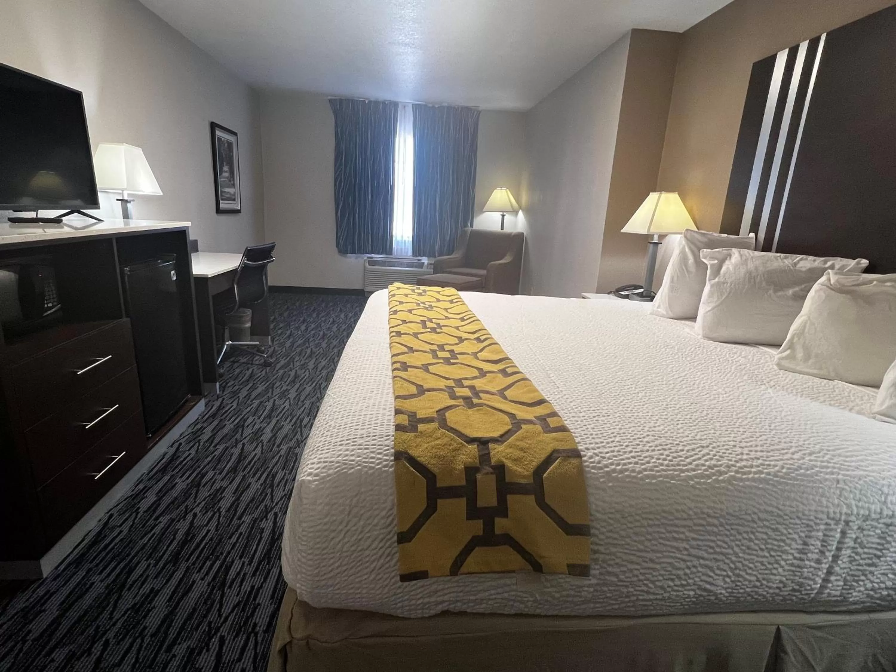 Photo of the whole room, Bed in Baymont by Wyndham Port Arthur - Groves Area