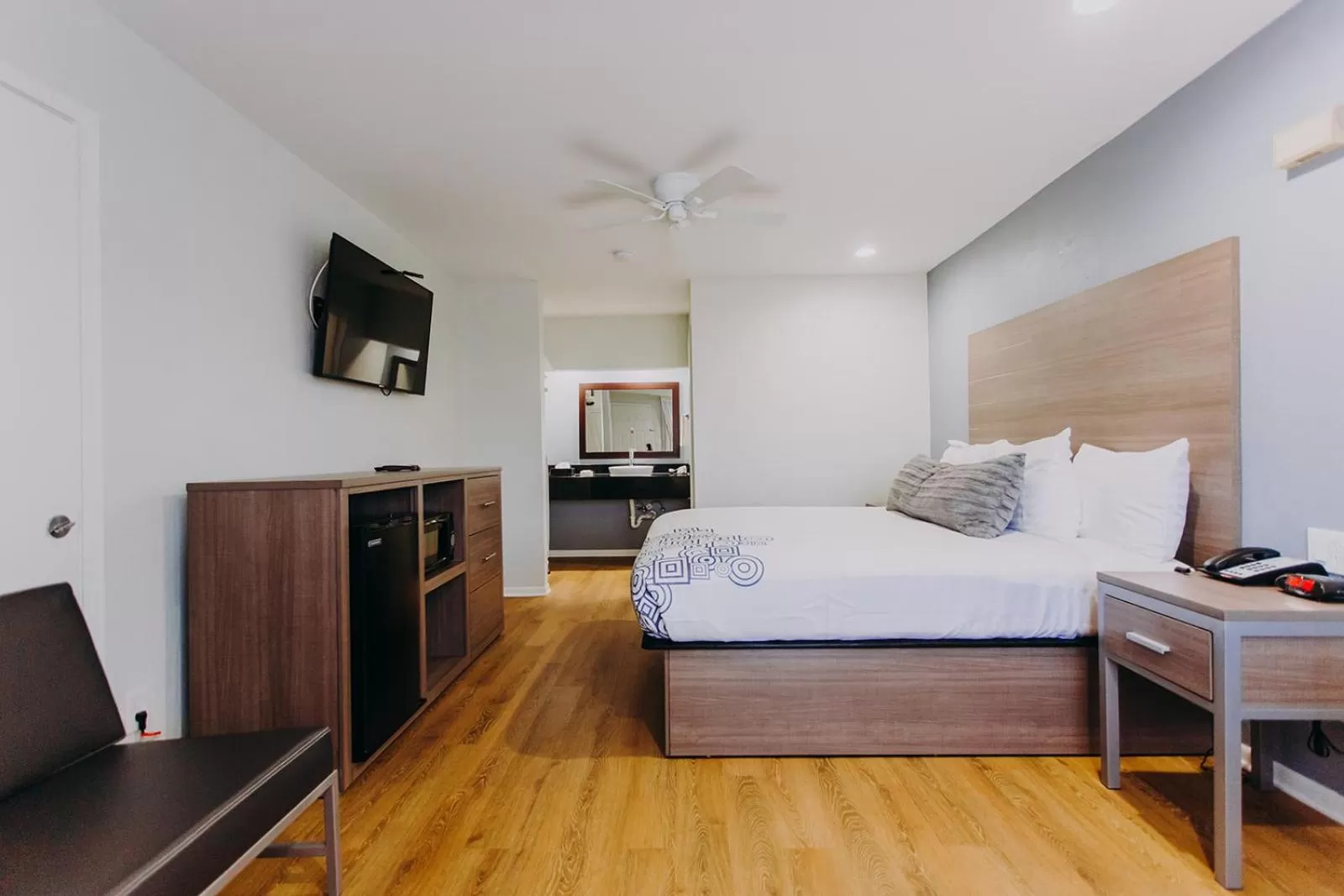 Bedroom, Bed in Scottish Inn & Suites - Kemah Boardwalk