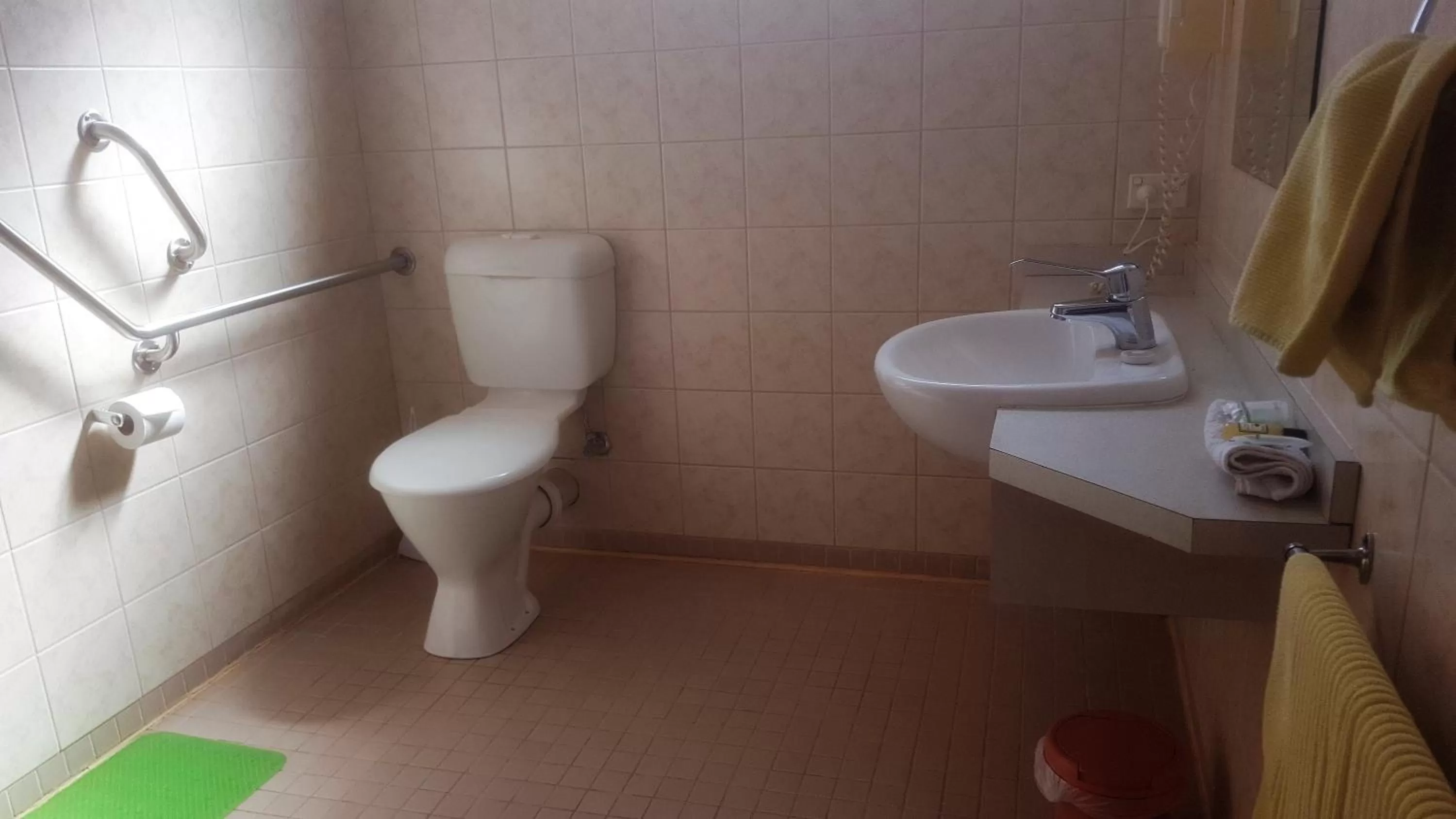 Bathroom in Clunes Motel