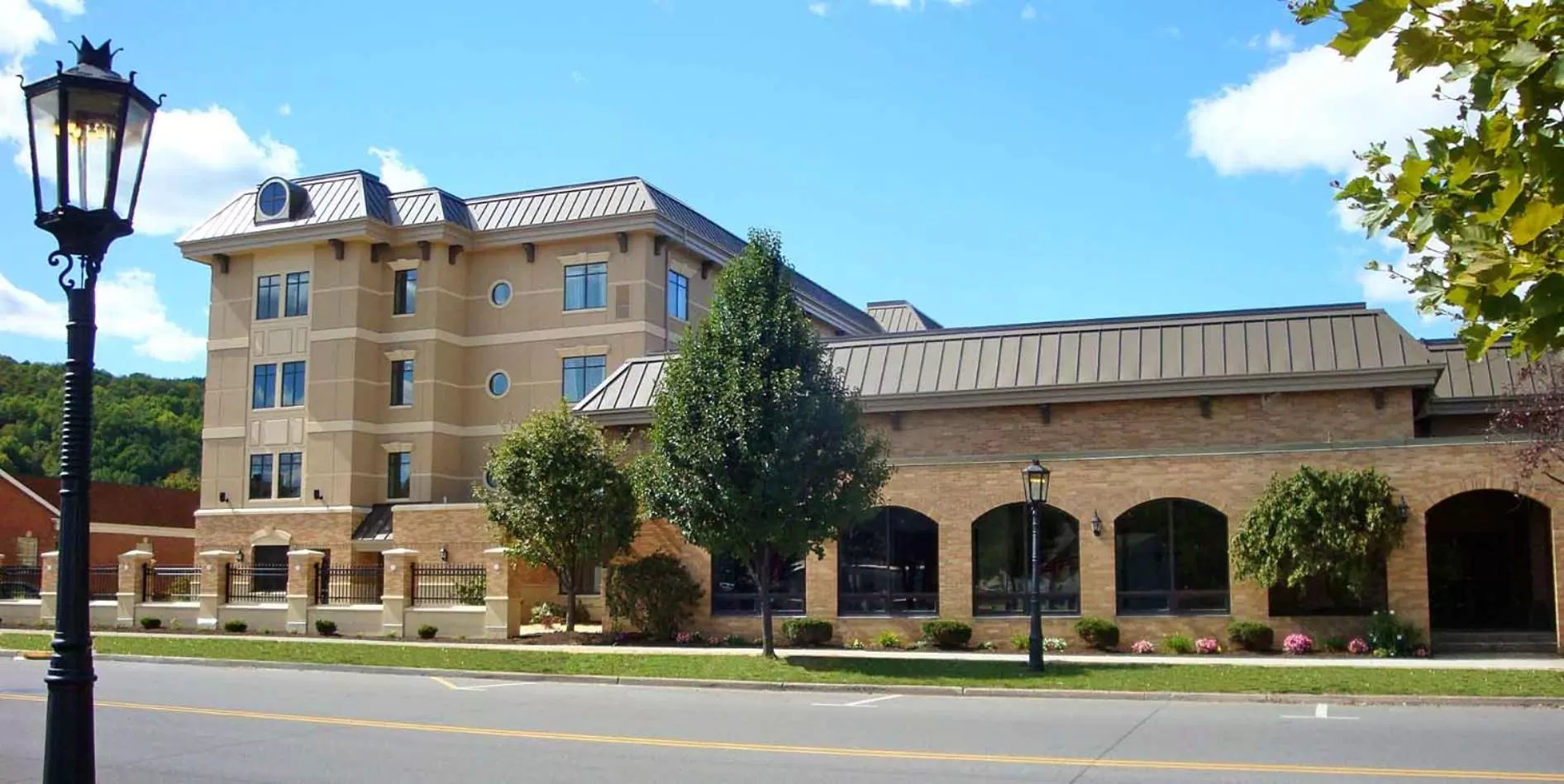 Facade/entrance in Penn Wells Lodge