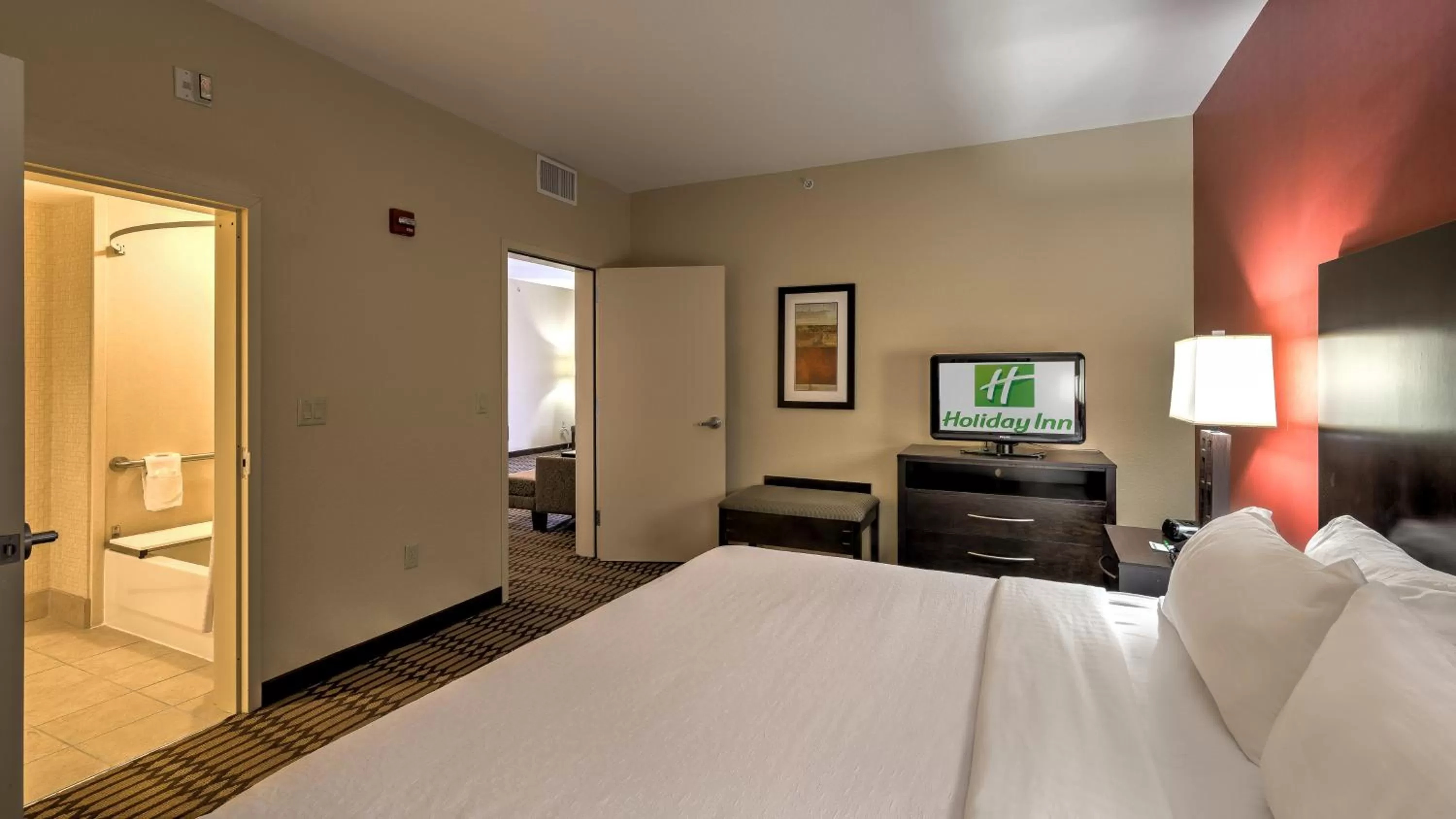 Photo of the whole room, Bed in Holiday Inn North Quail Springs by IHG