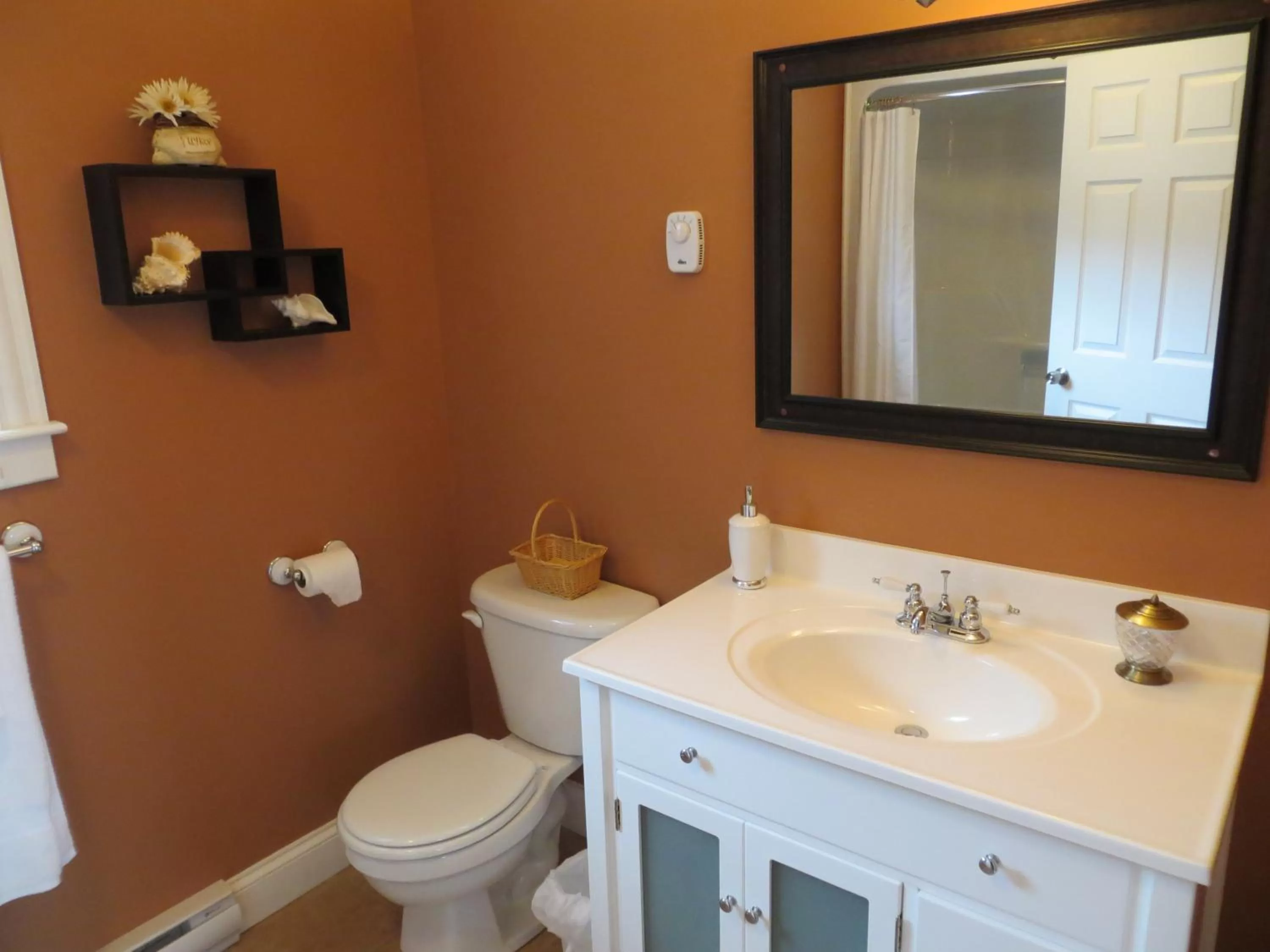 Toilet in Lancaster Inn B&B