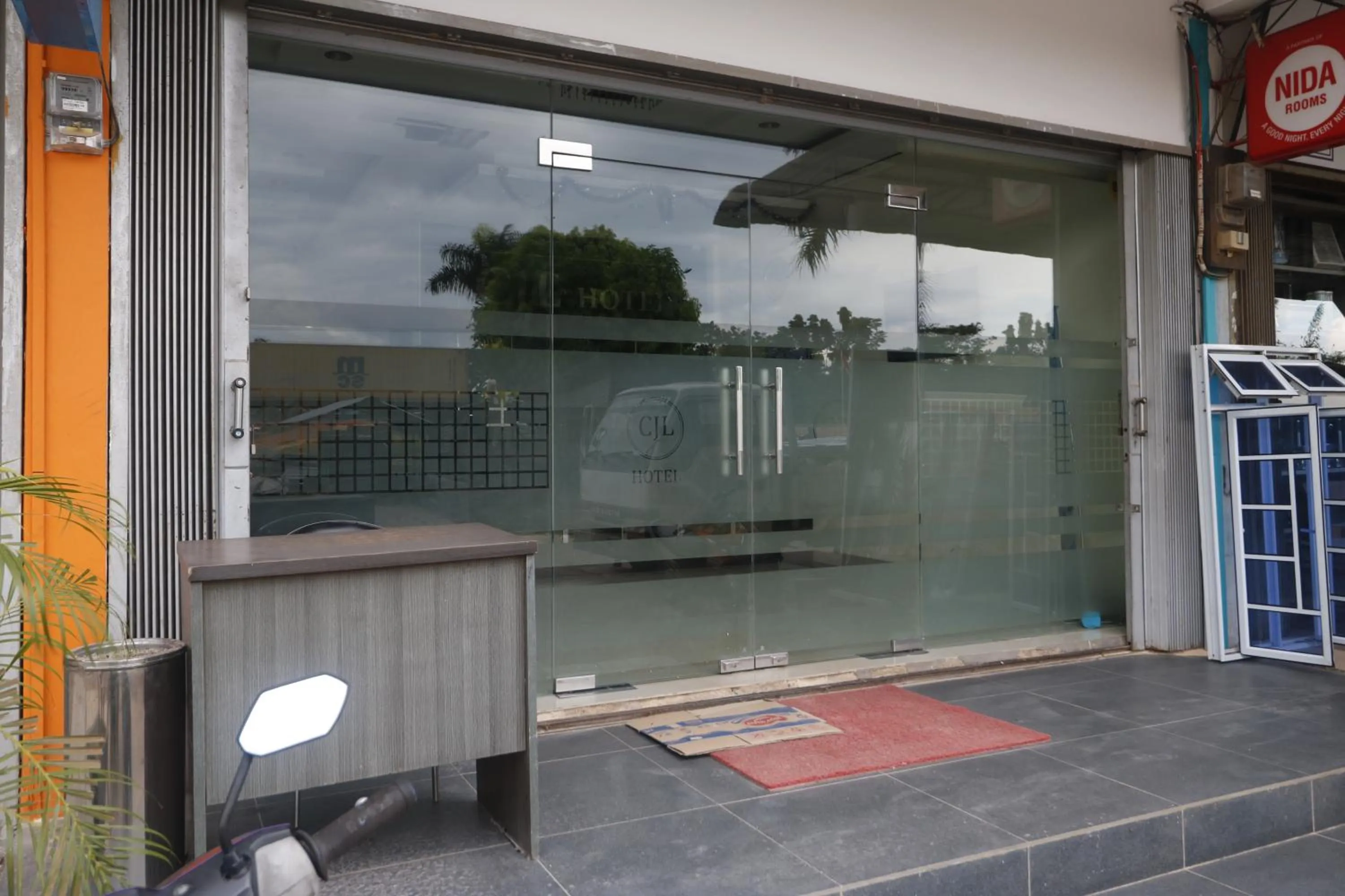 Facade/entrance in RedDoorz @ Batu Aji Batam