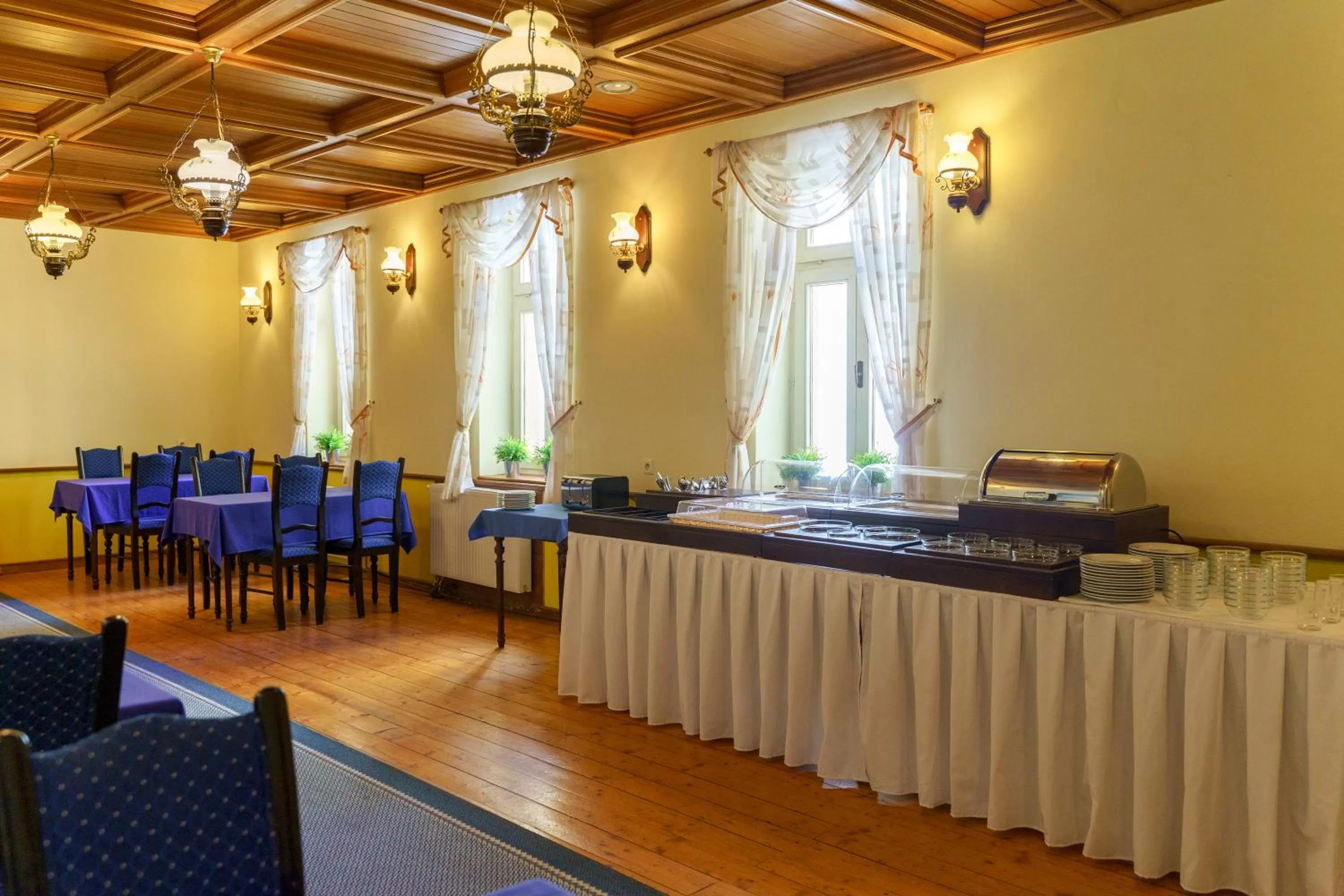 Restaurant/places to eat in Hotel Heluan