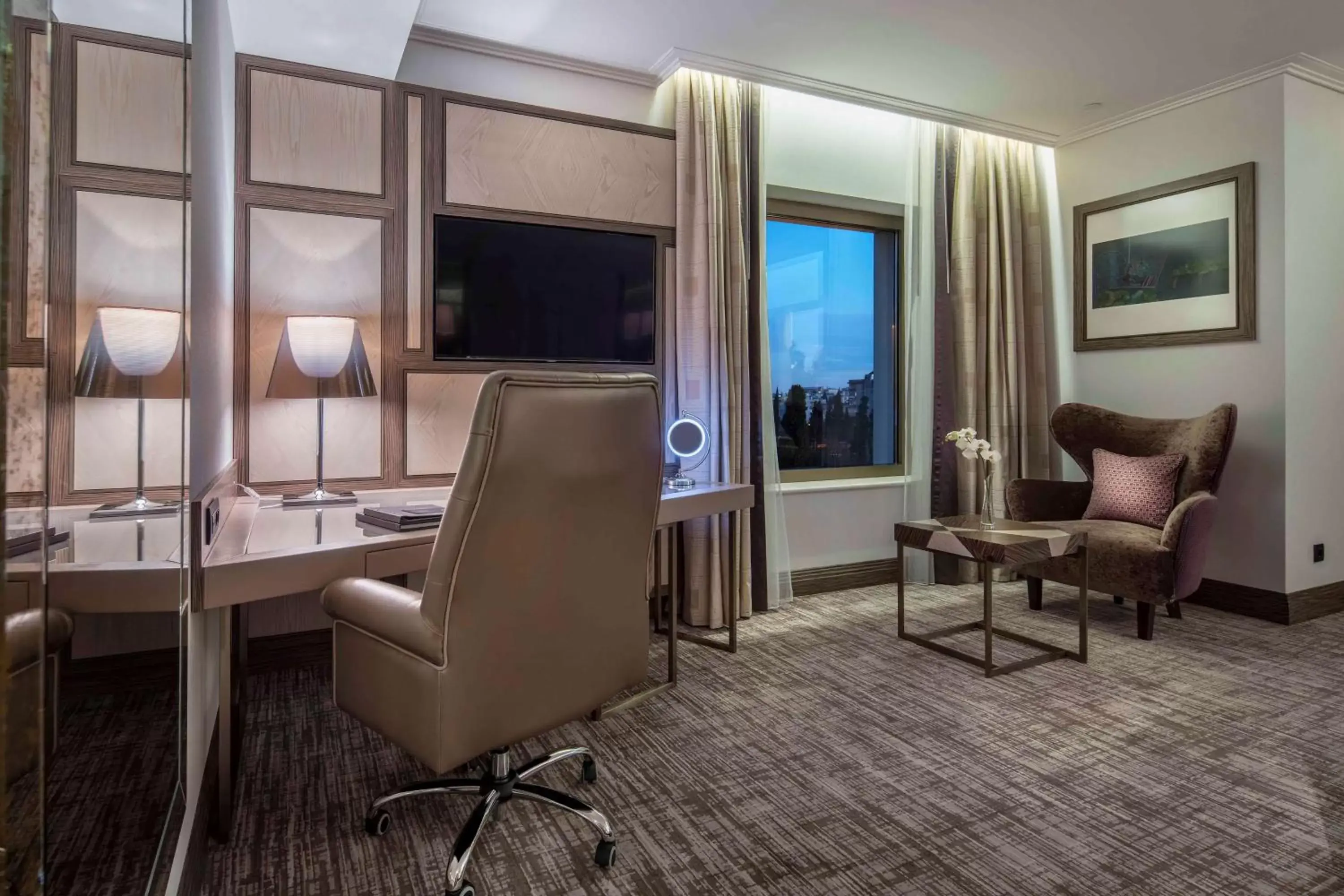 Deluxe King Room with Park View in Hilton Podgorica Crna Gora Deluxe King Room with Park View in Hilton Podgorica Crna Gora