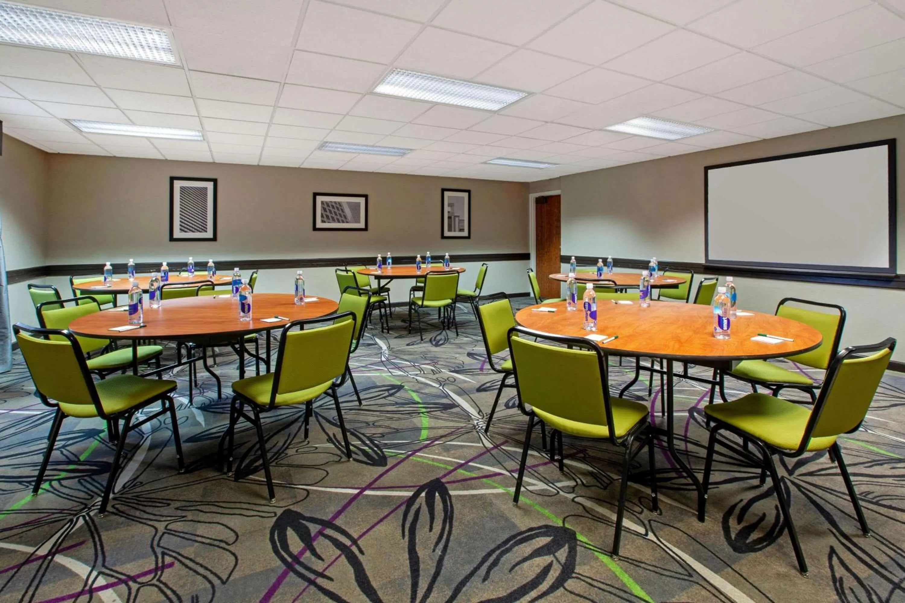 Business facilities in La Quinta Inn & Suites by Wyndham Detroit Metro Airport