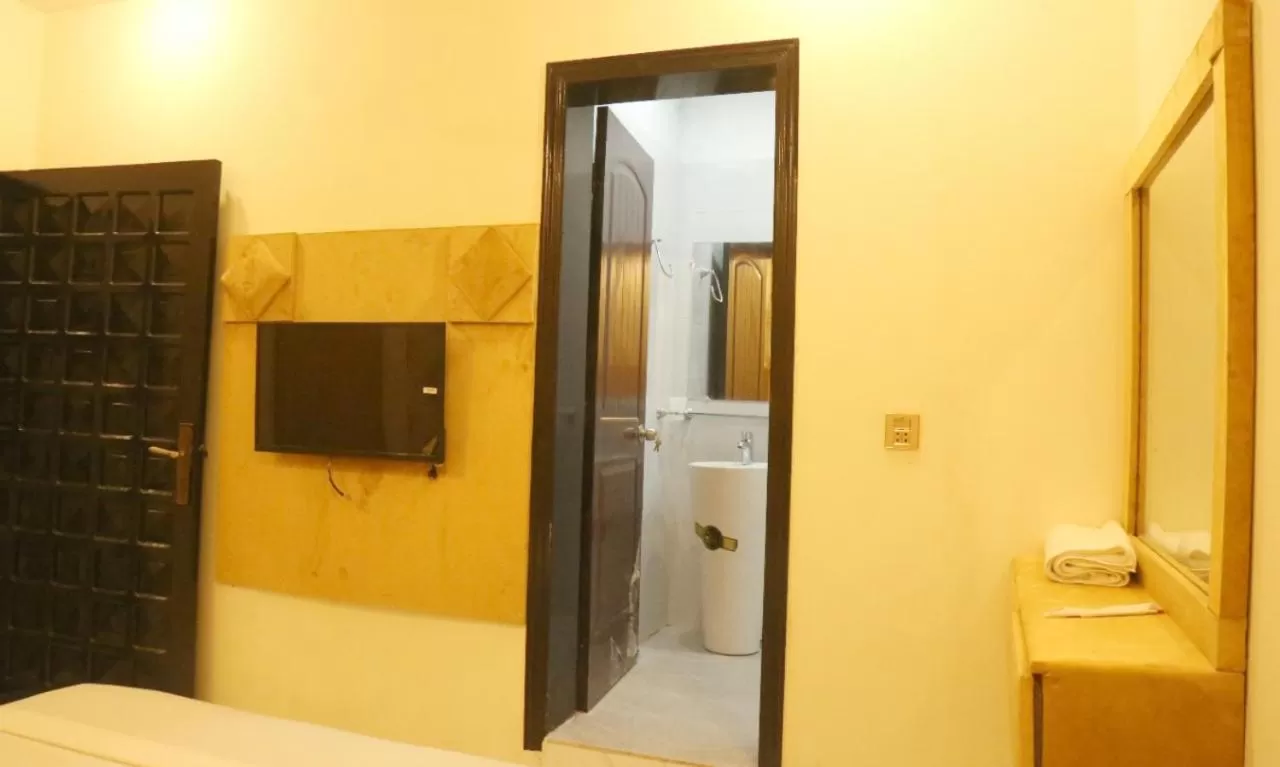 TV/Entertainment Center in HOTEL DE SMART Multan