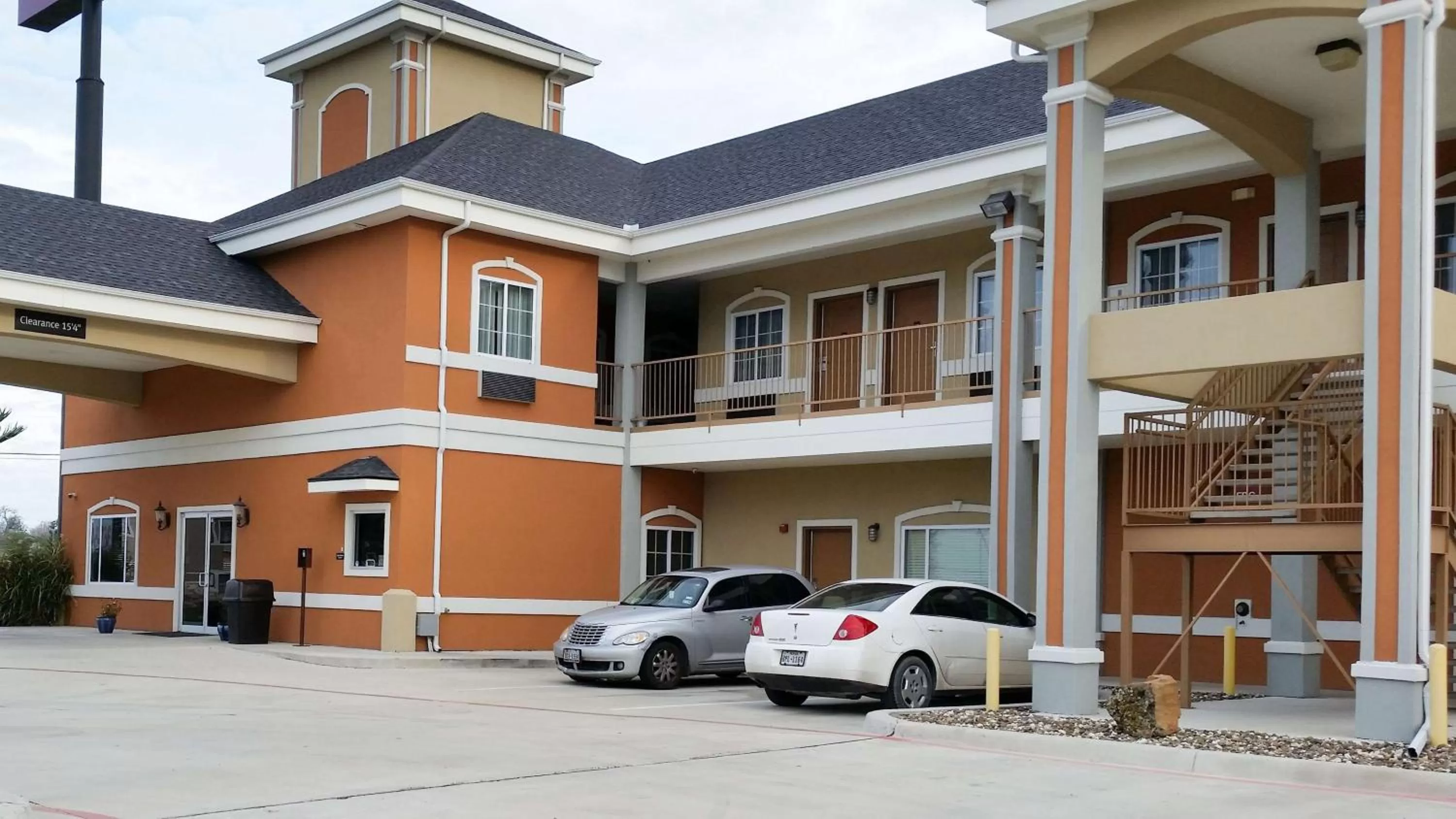 Property building in Studio 6-Beeville, TX