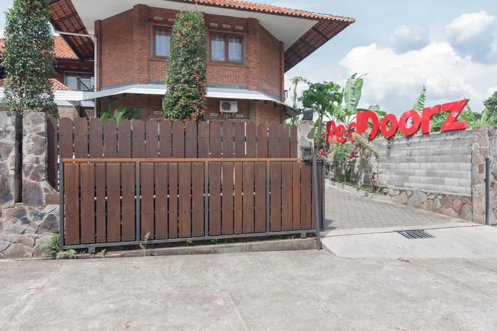 Property building in RedDoorz Plus near Dago Pakar