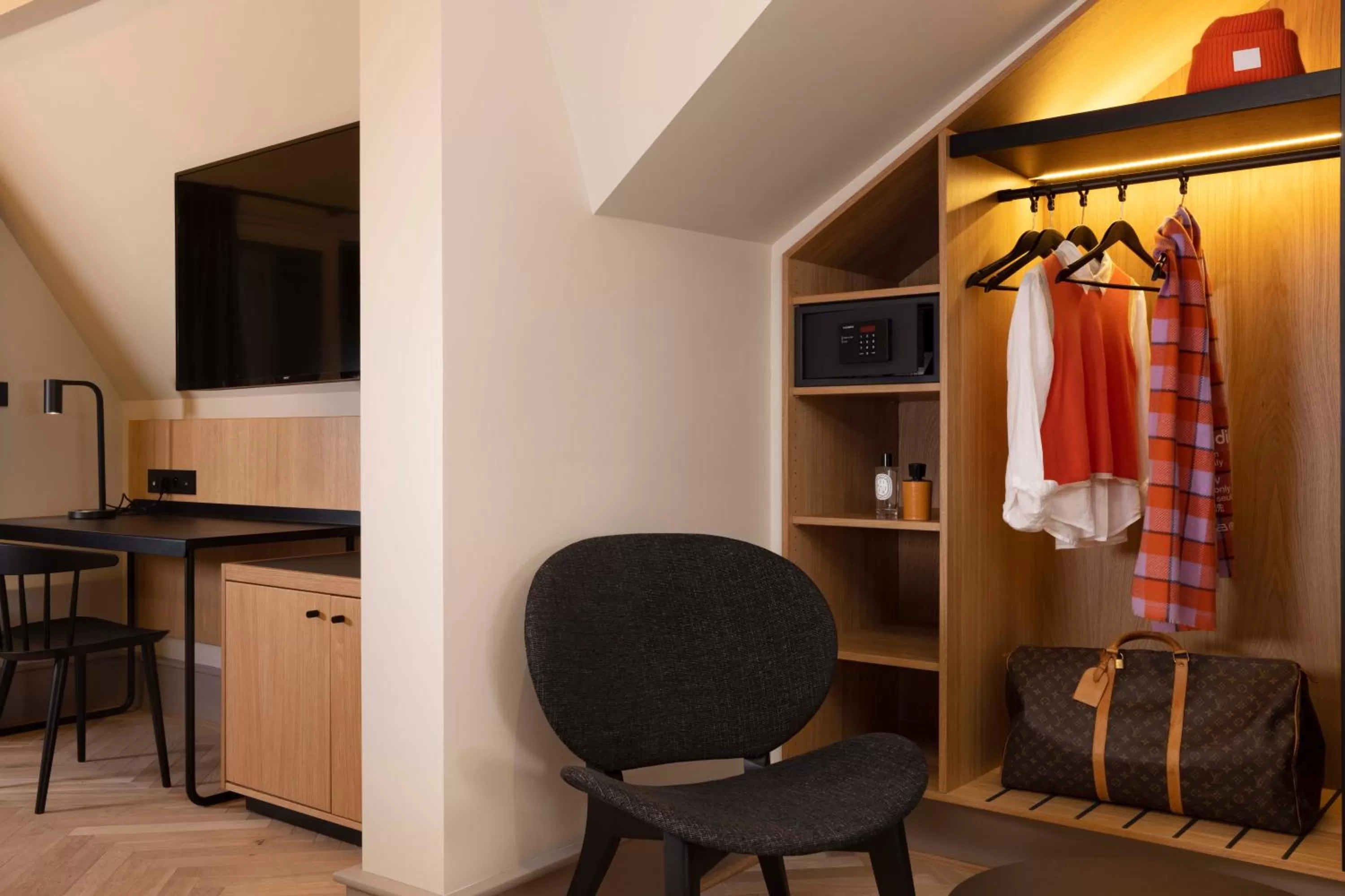 Communal lounge/ TV room in Hotel La Diligence