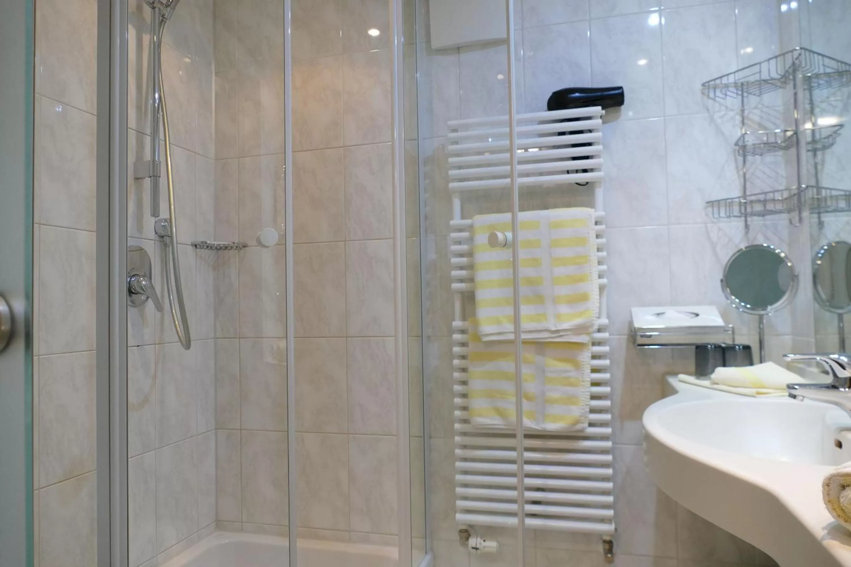 Bathroom in Altstadthotel "Zum Hechten"