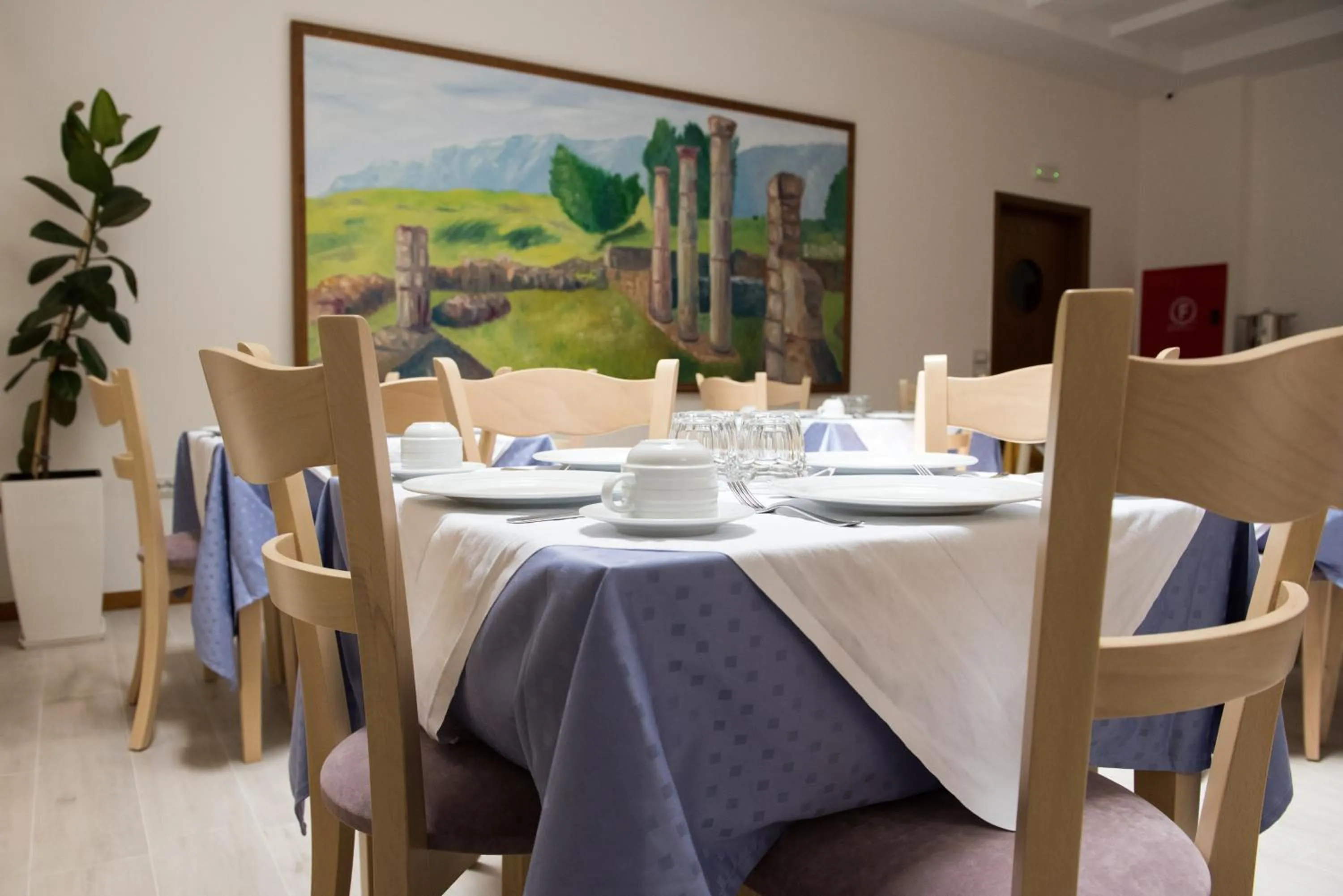 Restaurant/places to eat in Hotel Argjiro