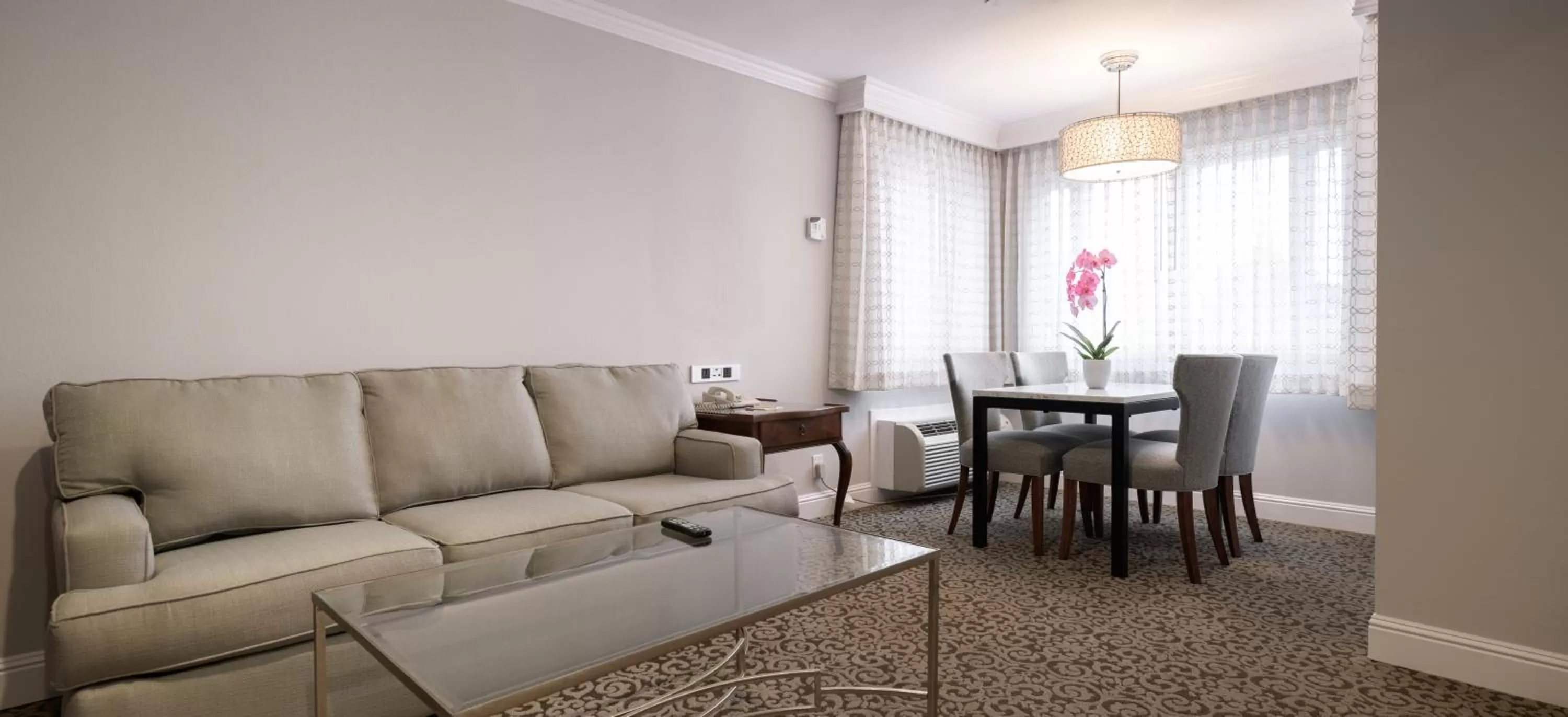 Living room in Woodcrest Hotel Cupertino