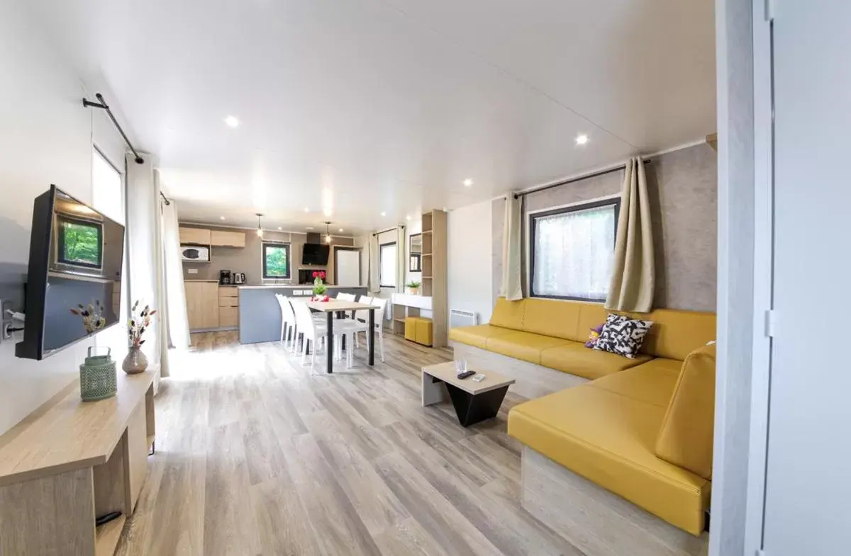 Four-Bedroom Villa with Spa in Camping Le Parc de Paris Four-Bedroom Villa with Spa in Camping Le Parc de Paris