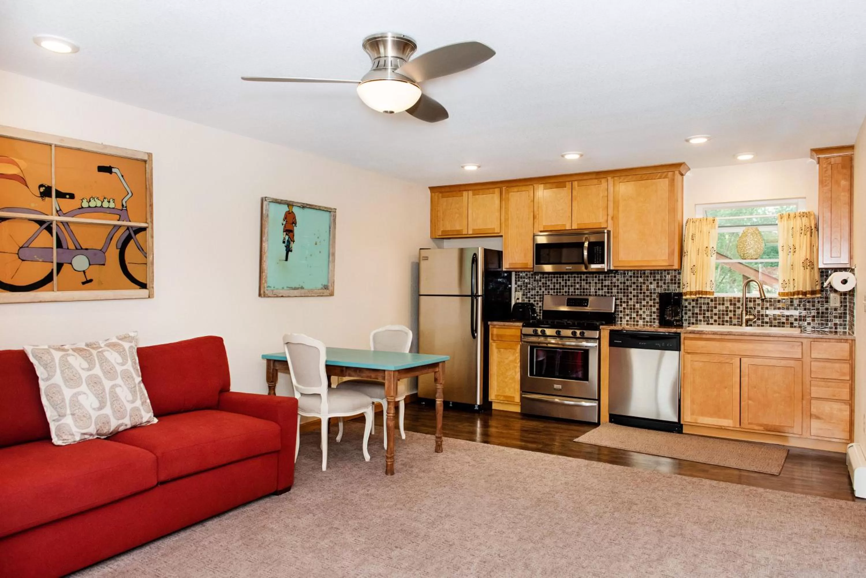 Kitchen or kitchenette in Red Wing Motel