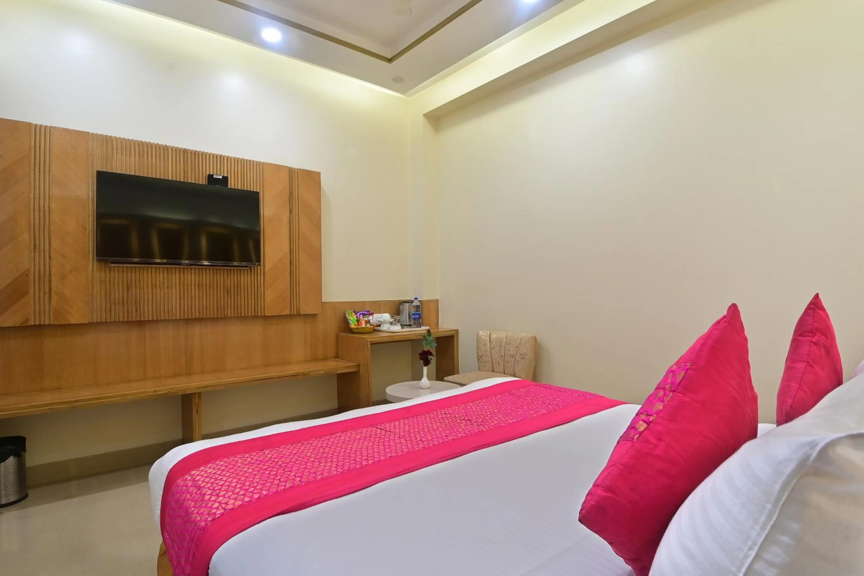 Bed in Hotel Gold Palace - 03 Mins Walk From New Delhi Railway Station